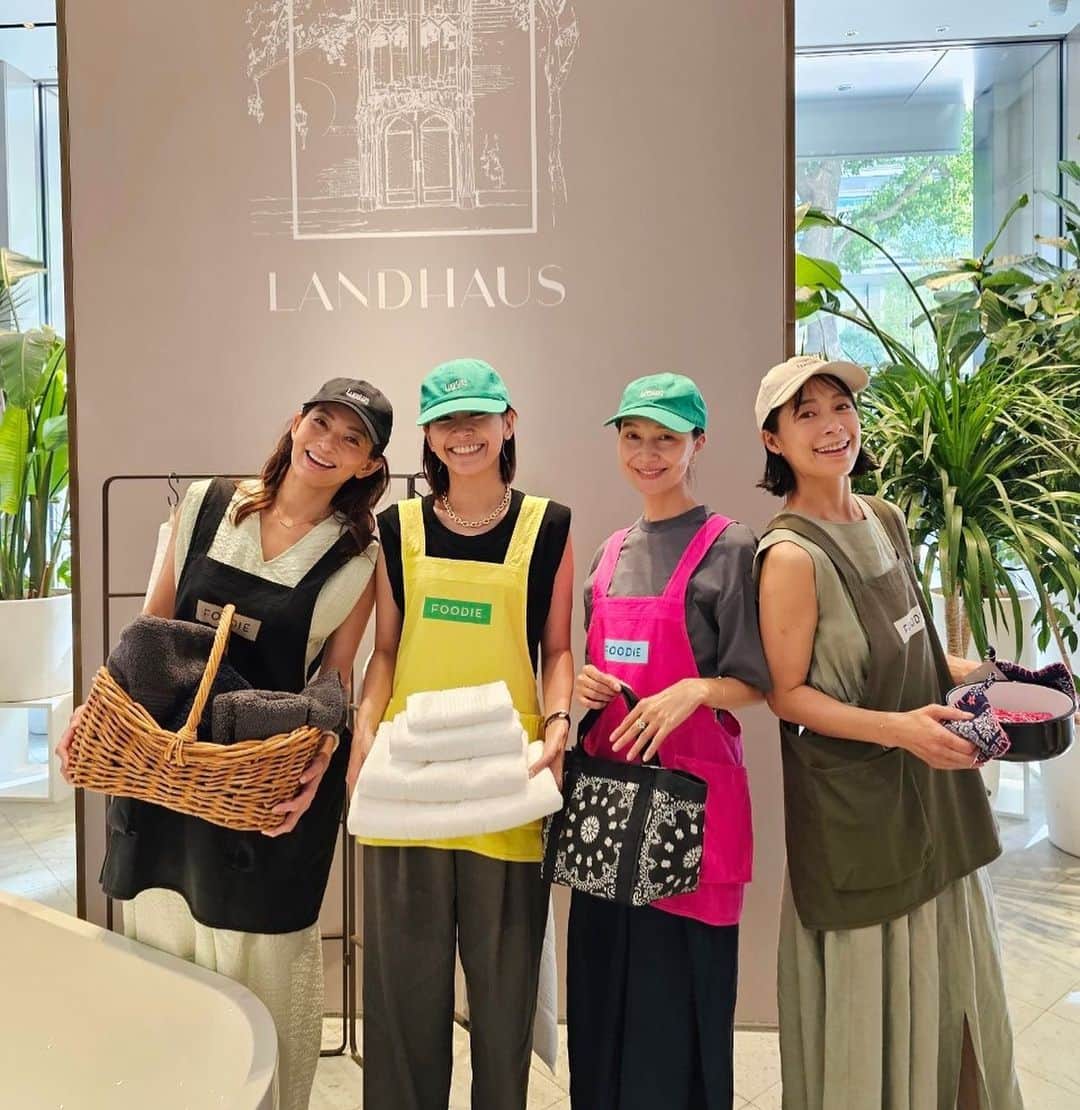 のインスタグラム：「「THE NEWHOUSE」 「LANDHAUS」が東京ミッドタウンISETANサローネでPOPUPストアを開催しているということでいつものメンバーで行ってきました😊  @the_newhouse  @landhaus.official   @aikick  @ayumiayunco  @junsatoidea   「LANDHAUS」のタオルは大のお気に入り❤️ 使うたびにはぁー幸せと思えるタオル💓 是非皆さまにも手に取って欲しい！！  エプロンは肩こり知らずで色も丈が短いのも可愛い😍 キャップもみんなで被りあって決めました^_^ 私は緑にしました😊  9/5（火）まで期間限定で開催しています♪」