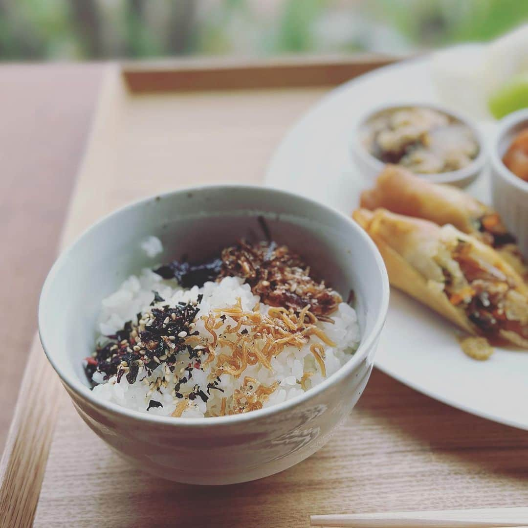 A-Portさんのインスタグラム写真 - (A-PortInstagram)「おかえりなさい！  〝清水工務店 社員食堂〟  あぁ長かったー  新社屋完成まで、エーポートを打ち合わせ室として使用していたため、社員食堂もお休みして、お弁当にしていただいておりましたが、  この度、約半年ぶりにエーポートで社食をいただきました！  炊き立てごはんと、 温かいお味噌汁、 揚げたて春巻きに、 お助け便のおかずたち‥  幸せな時間でした！  ごちそうさまです🙏  #清水工務店富山  #毎週木曜日社員食堂  #手づくり工房風の薫り #手作りごはんのお助け便   #やっぱり出来立てが美味しい  #ありがたいなぁ」8月31日 14時29分 - shimizu_aport