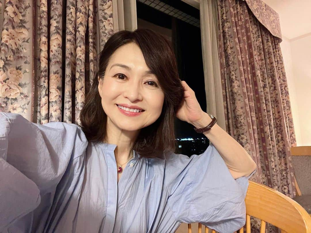 辛島美登里のインスタグラム：「お盆過ぎてもなかなか涼しくならない今年の夏ですが、スタミナつけて、乗り切りましょうね🍛 ９月２日の夕涼みコンサート、鎌倉プリンスホテルにてリアル、もしくはお宅のリピングにて配信を涼しくご観覧ください🎶 昼間の海から夕暮れの海まで本当に綺麗な景色をご堪能いただけると思います⛱️ https://www.youtube.com/watch?v=IPzz0GVu6mo 鬼リハ後に撮ったので、最後の方、私口が回ってないです〜😅 #大坂孝之介 #伊藤ハルトシ みなさまお待ちしてます〜⛱️」