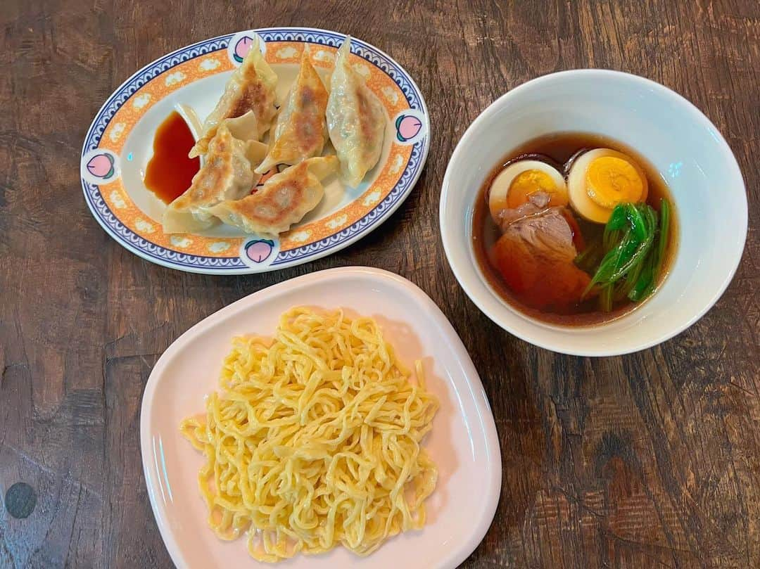 小沢真珠のインスタグラム：「子供たちのラーメン、スープはいつも鶏のササミから出汁を取って作っていたのですが麺はいつも買っていました。  ついに、いつか麺から作りたい！という夢が叶いました！ @bio_organic_pain.cuisne さんの手打ちラーメンを作るレッスンに行って自家製麺を作ってきました。  チャーシューもスープも新しいレシピを教えて頂きました。スープは豚肩ロース以外に鶏胸肉や玉ねぎにんじん、にんにく生姜などで煮込んだので、いつものスープよりコクがあって美味しかったです。  我が家の定番の餃子も焼きました🥟  明日からお昼は給食になる子供たちに、夏休みの最後に自家製ラーメンを食べさせてあげられて嬉しかったです♪  #ラーメン #お子様ラーメン #手打ちラーメン #自家製麺 #チャーシュー#手作りチャーシュー #無添加スープ #おうちごはん #うちごはん #こどもごはん #昼ごはん #クッキングラム #instafood #夏の思い出」