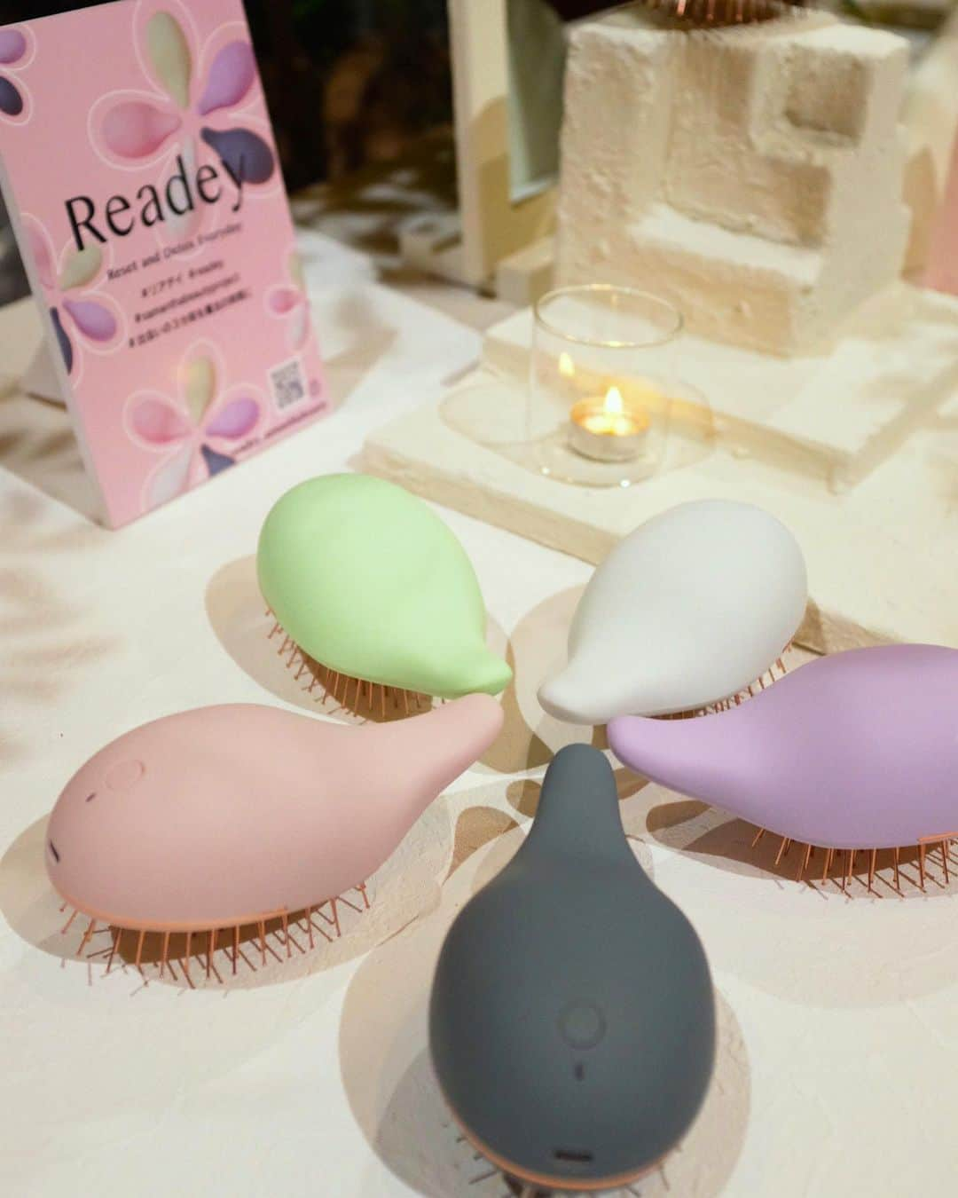 舞川あいくさんのインスタグラム写真 - (舞川あいくInstagram)「Readey🤍💗💜 今日は Samantha Beauty project の 新商品『Readey』のローンチイベントに参加してきました  @readey_samanthabeauty  見た目がコロンとかわいくて 手のひらに心地よくフィットするサイズ感。 音振動で頭皮も髪もスッキリ、サラっとまとまるよ✨  初回のキャペーン予約分残りわずかだそうで 明日9/1より 受注受付開始です✨  . #Readey #リアデイ #samanthabeautyproject #出会いの3分前を魔法の時間に」8月31日 14時48分 - aiku_0817__