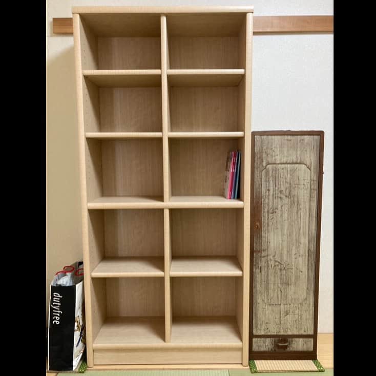 桂春雨のインスタグラム：「注文していた書棚が届きました。我が家の七つ目の書棚です。注文生産なので届くまでに三十四日かかりましたが、そのぶん愛着が湧きますね。  #書棚 #本棚 #小島工芸 #アコード #三味線箪笥 #和室 #受注生産 #オーダー #家具 #bookshelf #furniture」
