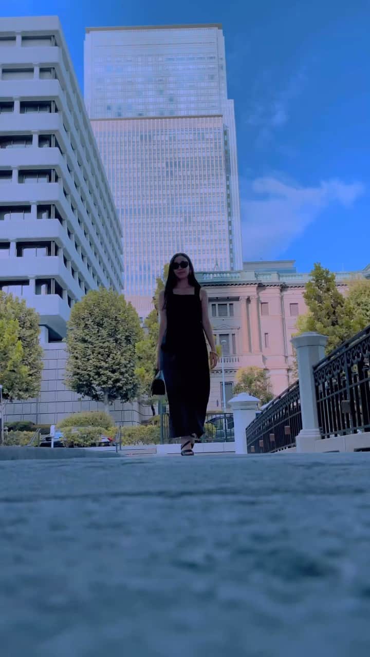 鈴木詩織のインスタグラム：「🕶️✨🫠  去年作ったリールを今アップしてみる🫣 このワンピお気に入りだな〜♡今年着てないから着よう🤍  ⁡  #shiorin_styling  #オット作成#私にはこの編集技術はありません」