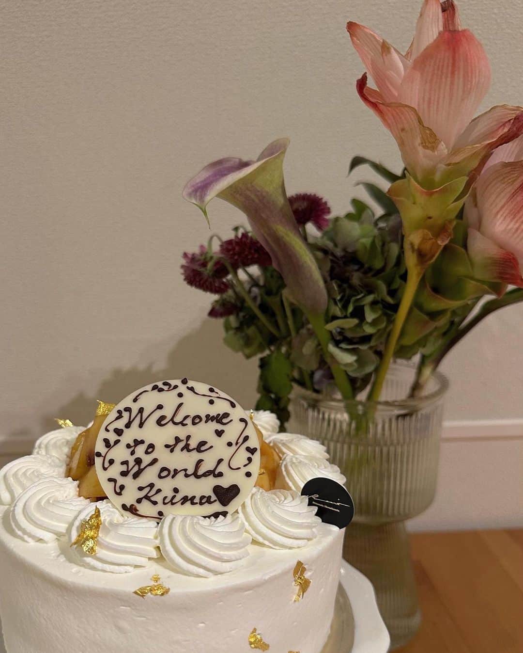 Mさんのインスタグラム写真 - (MInstagram)「入院中に弟夫婦と退院時に旦那と息子から💐 お花って嬉しいよねぇ🫶🏽 お七夜用に予約してた桃のケーキがとても美味しかった🍑💕  #お七夜ケーキ#お七夜の命名#お七夜のお祝い#出産祝い」8月31日 14時57分 - moma0502
