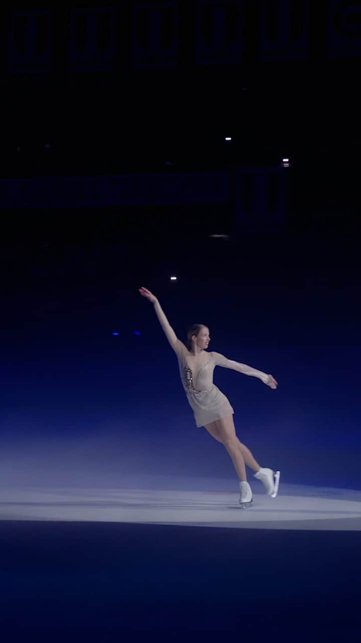 カロリーナ・コストナーのインスタグラム：「Carolina in Cortina… 🦋 2014 Olympic bronze medalist and 2012 World champion, Italian figure skater Carolina Kostner performs to ‘Golden Butterflies’, by Ludovico Einaudi, at Ghiaccio Spettacolo’s LIGHT, the 2023 Italian Summer Tour.  Don’t miss this beautiful performance, filmed in front of a sold out crowd in the 1956 Olympic Ice Stadium. Follow the link in our bio to watch the full video in 4K HDR. 📺  __⛸️ Carolina Kostner @mskostner 🇮🇹  __👣 choreo by @lorinicholskate  __🎪 @ghiacciospettacolo 🇮🇹 __🎵 ‘Golden Butterflies’ by @ludovico_einaudi @federicomecozzi_official @redi_hasa  __📍 filmed in Cortina D’Ampezzo, Italy __🗓️ August 18th, 2023 __🎥 video by Jordan @oniceperspectives  __🎪 For future Italian Tour dates, visit http://ghiacciospettacolo.it   #carolinakostner #ghiacciospettacolo #milanocortina2026 #iceskating #figureskating #oniceperspectives #icedance #iceshow #iceskate #figureskate #isufigureskating #milanocortina2026」