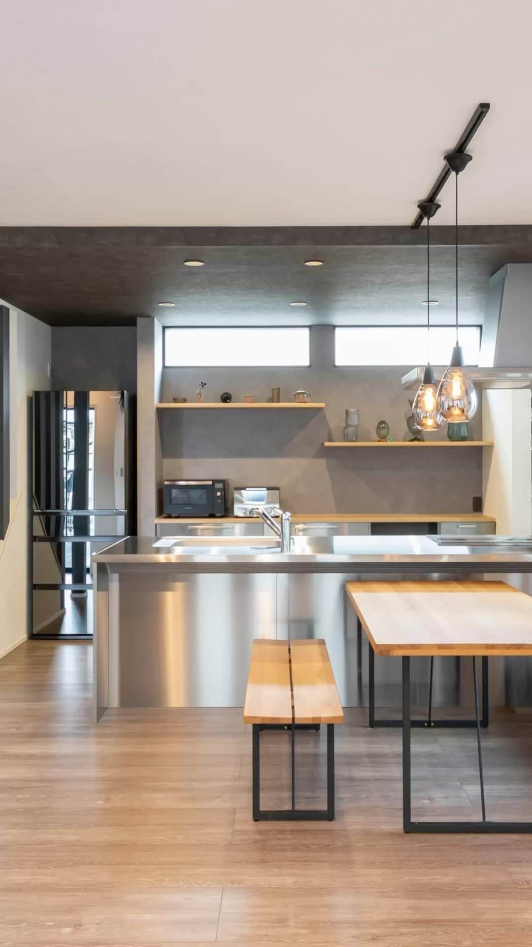 タマホーム株式会社のインスタグラム：「𖠿 TamaHome Room Tour オーナー様宅から「お気に入りのアートが活きる家」をご紹介いたします。  #タマホーム #マイホーム #注文住宅 #マイホーム計画 #モデルハウス #間取り相談 #施工実例 #建築実例 #住宅ローン #空間設計  #丁寧な暮らし #アートのある暮らし」