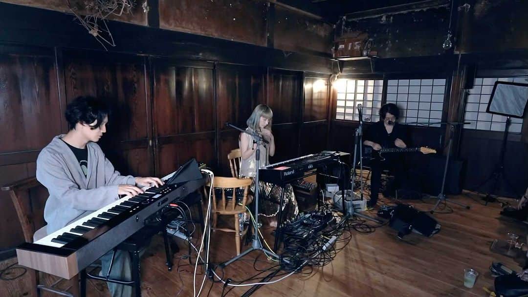 のインスタグラム：「2023.8.27 やまゆりLive  螺旋の塔 acoustic ver. pf. @gecko_piano  gt. @kunimitsu__takahashi   ご来場の皆様、一緒に演奏してくれたゲコくん國光くん、やまゆりのあっこさん @yamayuri_fujimi フェリペさん @kodamakawa 、PAの勝山さん @t.xx.xx.yama 撮影と子守担当ガースー @sgwrkzk ありがとうございました。  とても幸せな1日でした。 また来年も夏の終わりに出来たらいいなぁ。」