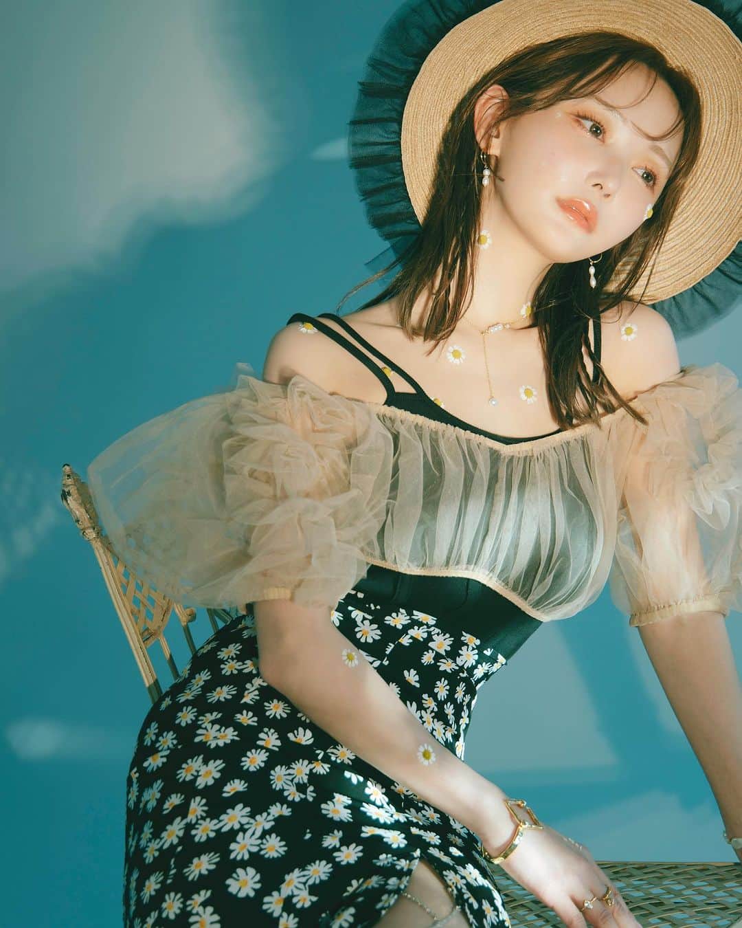 菅野結以のインスタグラム：「༶ ༶  𝔸ℂ𝕀𝔻 𝔹ℝ𝕀𝔾ℍ𝕋 𝕃𝕆𝕍𝔼 ༶ ༶ ⁡ ちいさな渦、おおきな渦 あいもかわらずすごい速さで夏は溶けてなくなっていく 言葉にする場を失ったなら黙って踊れと言われた気がして それを布と糸に託してる  ⁡ 物体より、物体と物体のあいだに生まれる陰翳のあや 明暗にピントを合わせてく それではじめてわかってく 過ぎた季節に手をふって剥ぐ またあたらしく終わってく さよなら夏の日、 2023.08.31  #crayme #acidbrightlove」