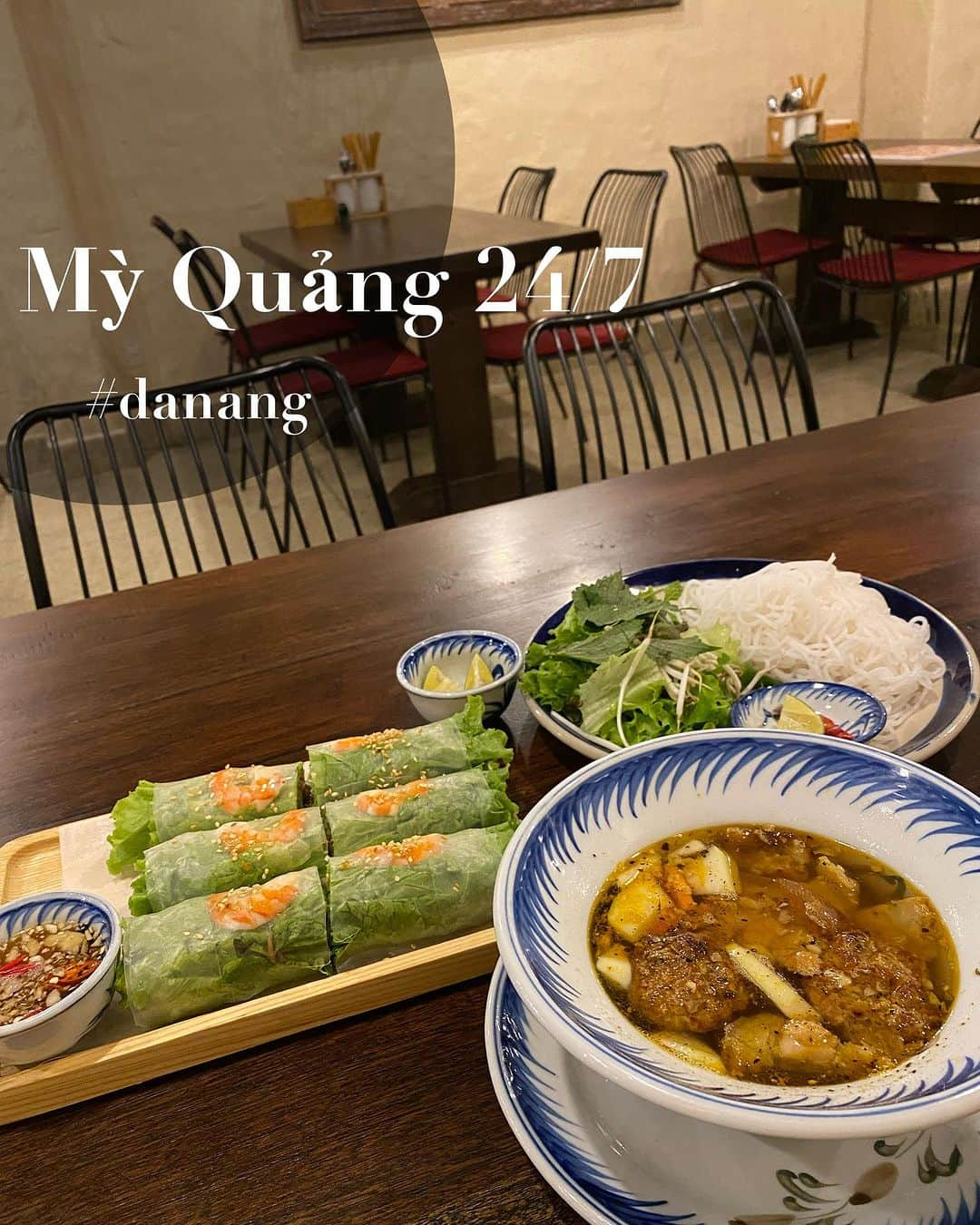 菊原梨華のインスタグラム：「・ ・ /  Mỳ Quảng 24/7  📍163 Hồ Nghinh, Phước Mỹ, Sơn Trà, Đà Nẵng 550000 ベトナム  \   ダナンにずっといたので、 少しダナンのご飯屋さん投稿続きます✨  ブンチャーと生春巻きをたべに♥️  ブンチャーのブンはハノイよりもここのお店は 太かった気がする🧐  生春巻きも美味しかったー！ ここで、このお店はミークアンが名物だから、 ミークアンをお勧めします😊  #ダナンカフェ#ダナン#danangcafe#danangfood #danangtrip #ダナン旅行 #ダナングルメ #danangtravel#ダナングルメ#danangfood #dananglunch」