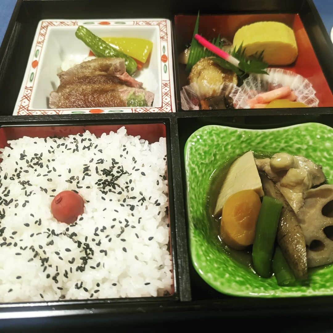 宮田愛子さんのインスタグラム写真 - (宮田愛子Instagram)「東京ドームホテルの「天空」「オーロラ」で行われたフォーラムの司会を務めさせていただきました。大変貴重な機会でした。  お弁当に、出来立てのお味噌汁をいただいたのは初めて😮ありがとうございました。」8月31日 15時18分 - miyata.aiko