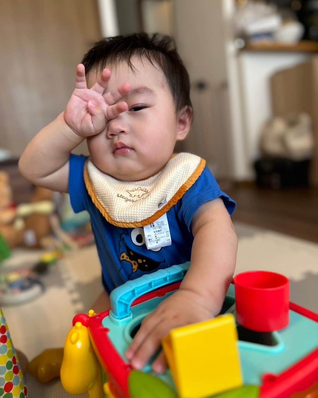田井弘子さんのインスタグラム写真 - (田井弘子Instagram)「おいおい⁉️ 生後8ヶ月で、そんなイケメンポーズ🥴キメちゃって💦 将来が心配だわw  こめかみ蚊に刺されてるあたりが、またかわゆ👶💗 #甥活 #おばばか」8月31日 15時13分 - hirokotai
