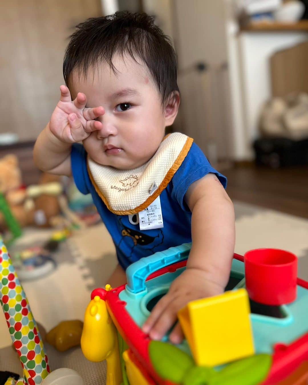 のインスタグラム：「おいおい⁉️ 生後8ヶ月で、そんなイケメンポーズ🥴キメちゃって💦 将来が心配だわw  こめかみ蚊に刺されてるあたりが、またかわゆ👶💗 #甥活 #おばばか」