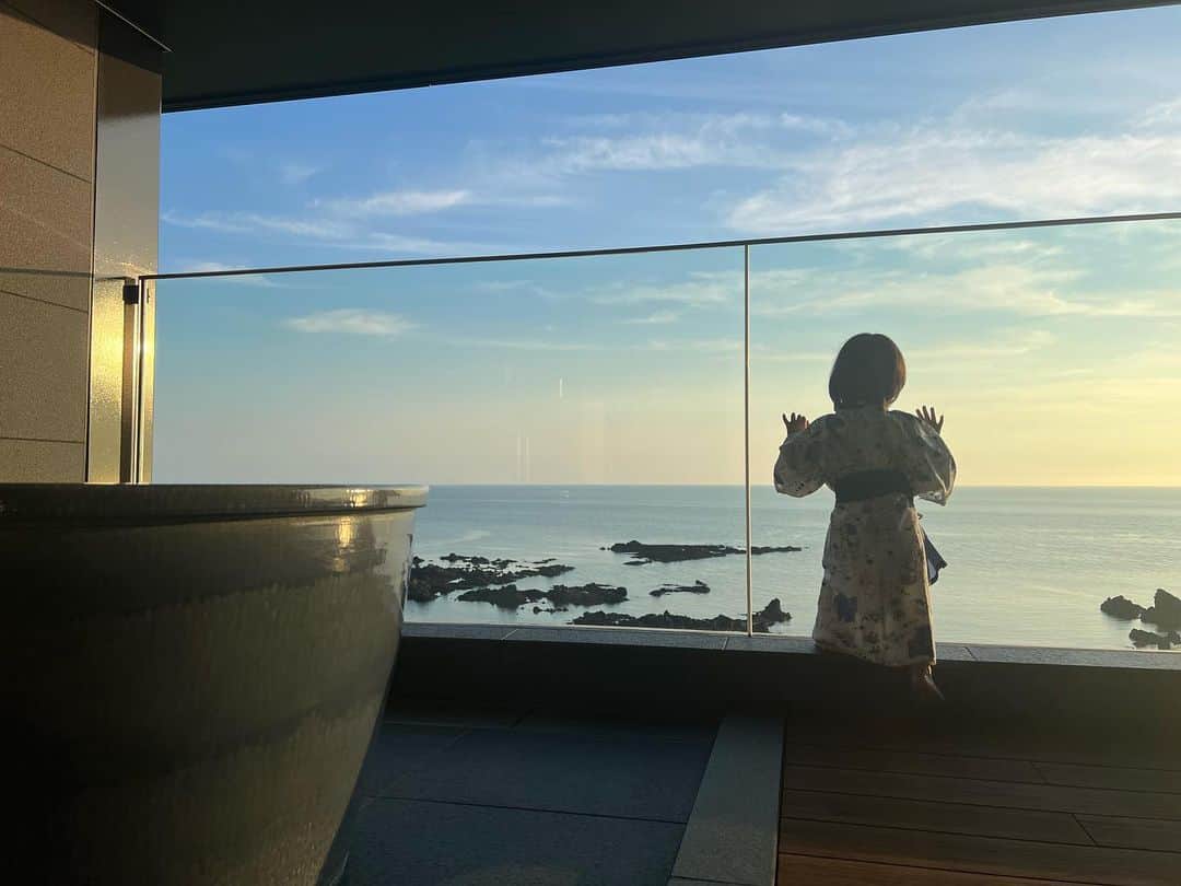 滝川りおのインスタグラム：「景色をたのしむ娘⛱  #2歳 #2歳女の子 #絶景 #景色をたのしむ2歳児」