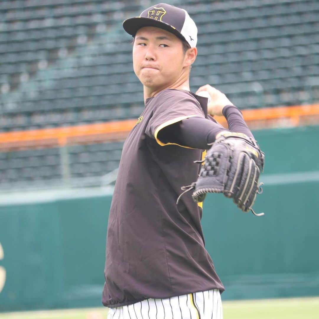 阪神タイガースさんのインスタグラム写真 - (阪神タイガースInstagram)「8月31日、甲子園球場での練習の様子です！ #浜地真澄 選手 #岡留英貴 選手 #青柳晃洋 選手 #伊藤将司 選手 #小野寺暖 選手 #佐藤輝明 選手 #長坂拳弥 選手 #糸原健斗 選手 #小幡竜平 選手 #熊谷敬宥 選手 #村上頌樹 選手 #阪神タイガース #ARE」8月31日 15時14分 - hanshintigers_official