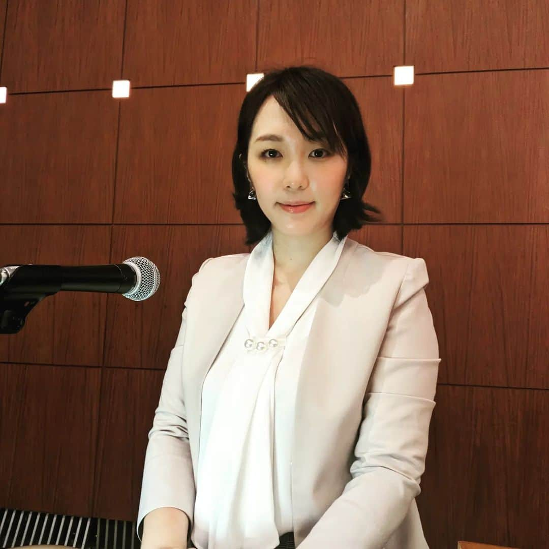 宮田愛子のインスタグラム：「東京ドームホテルの「天空」「オーロラ」で行われたフォーラムの司会を務めさせていただきました。大変貴重な機会でした。  お弁当に、出来立てのお味噌汁をいただいたのは初めて😮ありがとうございました。」