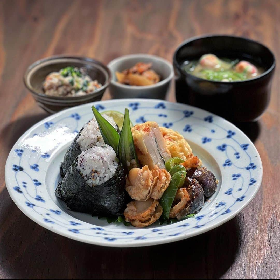 はらぺこのインスタグラム：「今日のお昼ごは  ♪蓮根のはさみ揚げ🦐 ♪茄子とピーマンの味噌炒め ♪ベビー帆立のバター醤油炒め ♪オクラの煮浸し ♪ゆかりと胡麻のおにぎり ♪白和え ♪牛肉と玉ねぎの甘辛炒め ♪具沢山お味噌汁  最近とうふの白和えがみんなお好きな様で 今週は既に2回作りました🤭 なんかホッとする味なんやって〜🤎  昨夜は蓮根のはさみ揚げ… 今夜は何作ろうかな〜😐  #お昼ごはん #常備菜 #おばんざい #野菜 #食育 #フーディーテーブル #おうちごはん #おうちごはんlover #おうちカフェ #朝時間 #器  #うつわ #砥部焼 #中田窯 #やちむん #ひふみ民藝店  #白和え #残り物 #クロワッサン大人のうつわ部 #うつわ好きと繋がりたい #おにぎり #豆皿 #お味噌汁  #蓮根のはさみ揚げ #日々の暮らし #丁寧な暮らし #ワンプレート #料理 #家庭料理 #和食」