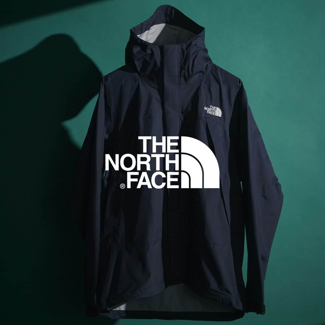 スタイライフのインスタグラム：「【THE NORTH FACE】Rakuten FashionにGRAND OPEN！  THE NORTH FACE 1966年、米国のカリフォルニア州サンフランシスコで創業。一切の妥協を許さず、高機能を追求し、テクノロジーの限界に挑戦し続けてきたブランド。  注目アイテム-Dot Shot Jacket  THE NORTH FACE定番の防水ハードシェル。素材には軽量なハイベント2.5層を採用しており、非常に軽くしなやかな着心地が特徴です。冷気を遮断しながら、高い防水透湿性も確保し、日帰り低山や富士山、また高原キャンプでの天候や気温の急変にも対応することができます。厚手のミドルレイヤーと合わせられるややゆとりのあるシルエット。  ▽Rakuten FashionはプロフィールのURLからCHECK。 @rakutenfashion  さらに、アプリからの購入でポイント最大2倍！ 📱アプリダウンロードはプロフィールのハイライトからご覧ください。  #RakutenFashion　#楽天　#Rakuten　#thenorthface #tnf #ザノースフェイス　#ノースフェイス　#ジャケット　#jacket #アウトドア #トレッキング #outdoor #trekking」