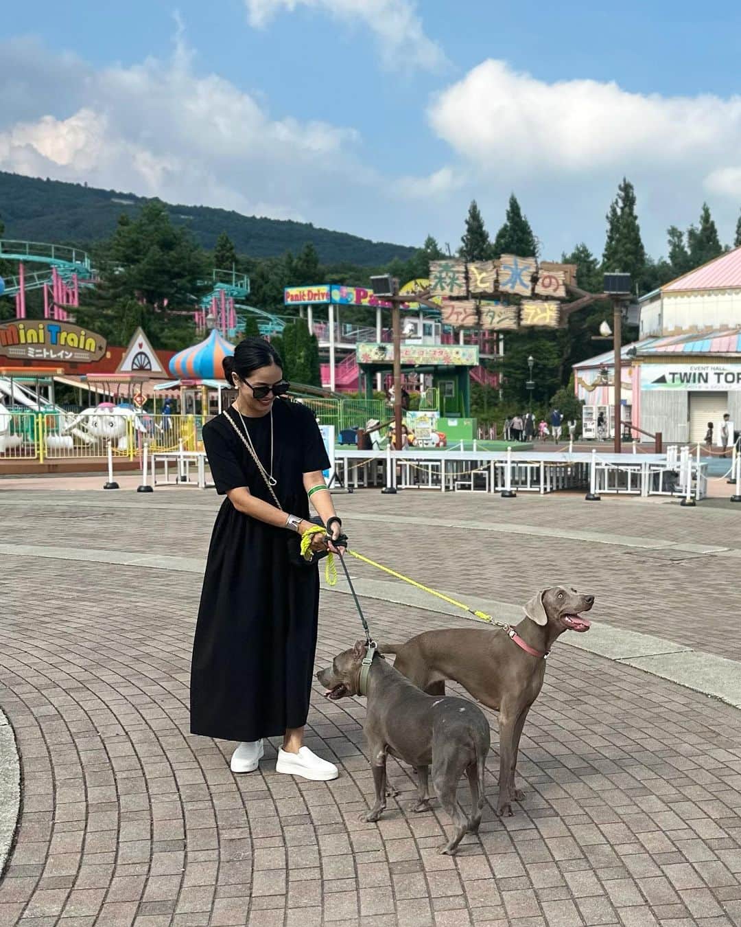 鈴木六夏のインスタグラム：「那須高原に行ってきました！ 途中、犬たちと一緒に遊べる遊園地に😆  犬連れの旅行の場合、 途中どこかに寄りたくても、犬OKじゃないと入れないのでここは助かりました👍🏼  旅初日はエブリデイドレス黒。 ・長時間ドライブでもシワなし ・犬にあげるお水がはねても全然OK ・水が飛ぶジェットコースターに乗ってもバッチリw。 ・メリーゴーランドもまたげますw。  New EVERYDAY DRESS 9/1 発売♡」