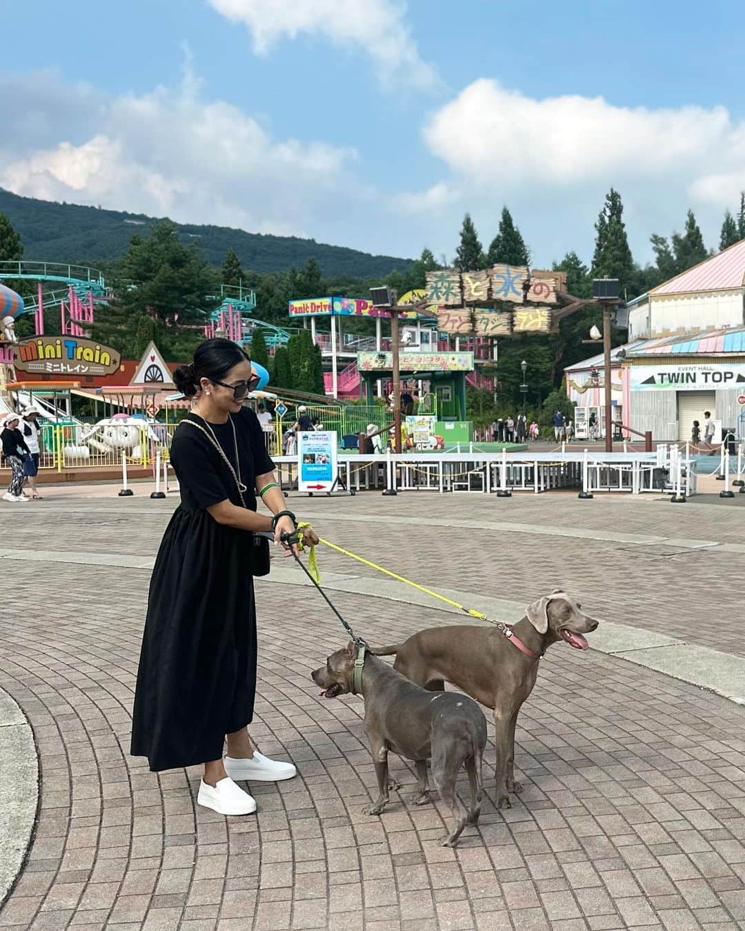 鈴木六夏さんのインスタグラム写真 - (鈴木六夏Instagram)「那須高原に行ってきました！ 途中、犬たちと一緒に遊べる遊園地に😆  犬連れの旅行の場合、 途中どこかに寄りたくても、犬OKじゃないと入れないのでここは助かりました👍🏼  旅初日はエブリデイドレス黒。 ・長時間ドライブでもシワなし ・犬にあげるお水がはねても全然OK ・水が飛ぶジェットコースターに乗ってもバッチリw。 ・メリーゴーランドもまたげますw。  New EVERYDAY DRESS 9/1 発売♡」8月31日 15時28分 - rikuka.62