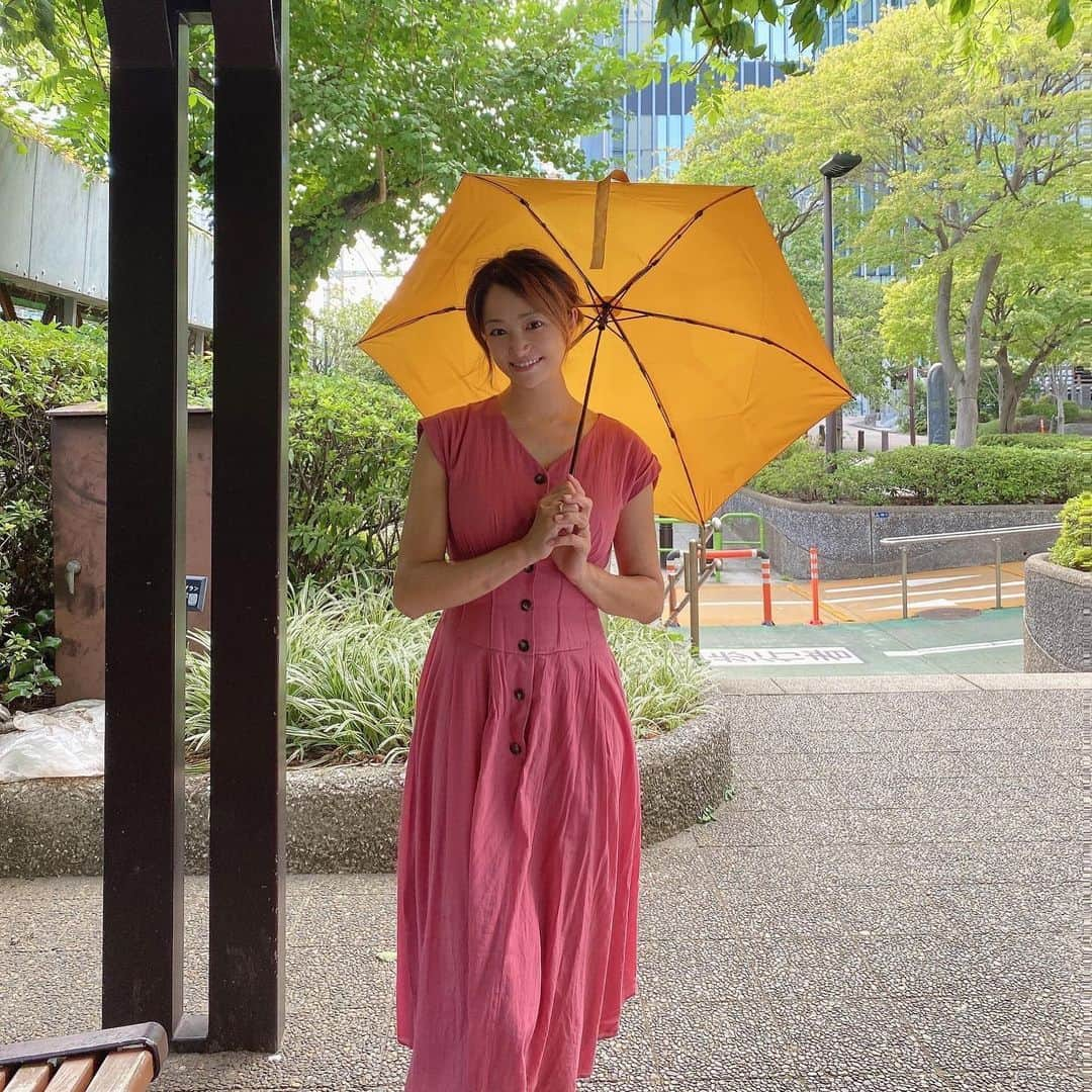 葵ゆりかさんのインスタグラム写真 - (葵ゆりかInstagram)「@estaa_official  の折り畳み日傘⛱  カラーもカラフルで可愛くて、３秒で開閉できるのでとっても楽ちん❤️  そしてめちゃくちゃ軽くて小さいので、お出かけに最適だよ☺️✨✨  #estaa #傘 #長傘 #折りたたみ傘 #日傘　#日焼け対策」8月31日 15時29分 - yuriyuricchi