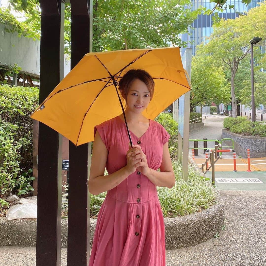 葵ゆりかのインスタグラム：「@estaa_official  の折り畳み日傘⛱  カラーもカラフルで可愛くて、３秒で開閉できるのでとっても楽ちん❤️  そしてめちゃくちゃ軽くて小さいので、お出かけに最適だよ☺️✨✨  #estaa #傘 #長傘 #折りたたみ傘 #日傘　#日焼け対策」
