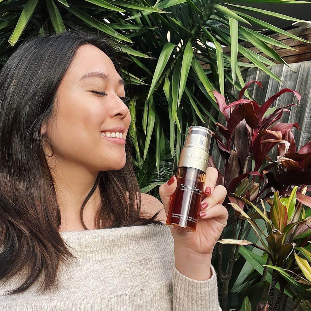 Clarins Australiaのインスタグラム：「A gorgeous shot from @feluhcia with her Double Serum ✨⁣ ⁣ #Clarins #IconicDoubleSerum #PickYourBestLight」