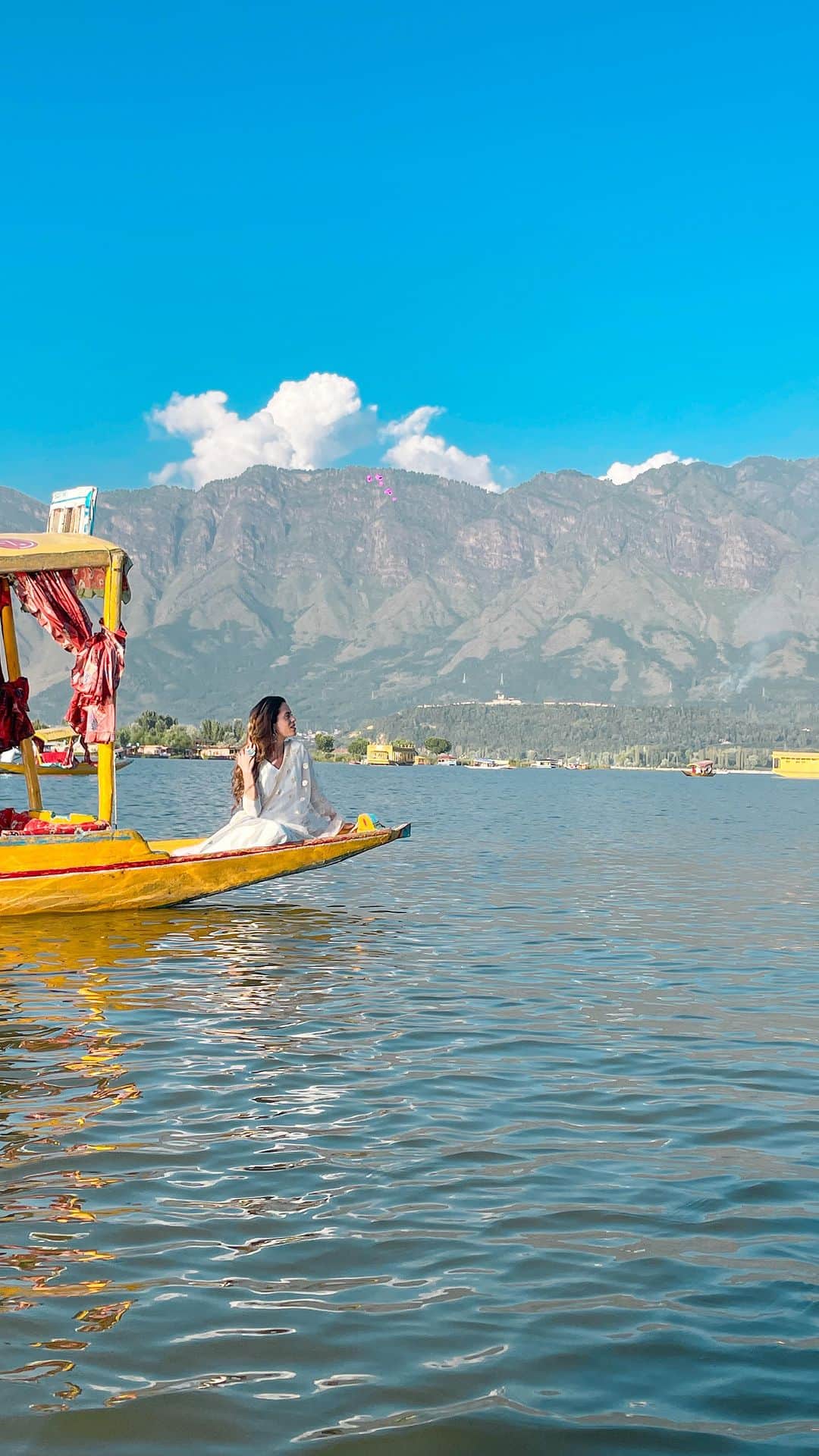 Aakriti Ranaのインスタグラム：「Here in Srinagar after 9 long years! Dad was posted here and I spent so much time in this beautiful city. So good to be back here. But hold up, I am here for a beautiful journey which is starting tomorrow 😀  Wearing : @shauryasanadhyalabel   #Aakritirana #srinagar #dallake #kashmir #travelblogger #indiantravelblogger #wanderlust #reelsindia #india #incredibleindia #transitionreels #DefenderJourneys」