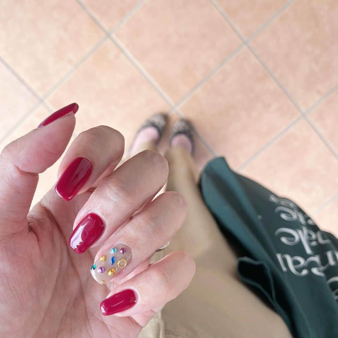 aya*さんのインスタグラム写真 - (aya*Instagram)「💅 ・ new nail … 🍷 大好きな秋ネイルの季節が やってきました☺︎ 10年前！にしたデザインを再び♩︎ 宝石箱みたいで可愛い♡ ・ ・ #nail #nails #jelnail #ネイル #ジェルネイル #젤네일 #네일디자인 #韓国ネイル #ダブルフレンチ #大人ネイル #シンプルネイル #秋ネイル #ボルドーネイル #ロカリ」8月31日 15時31分 - aya7655