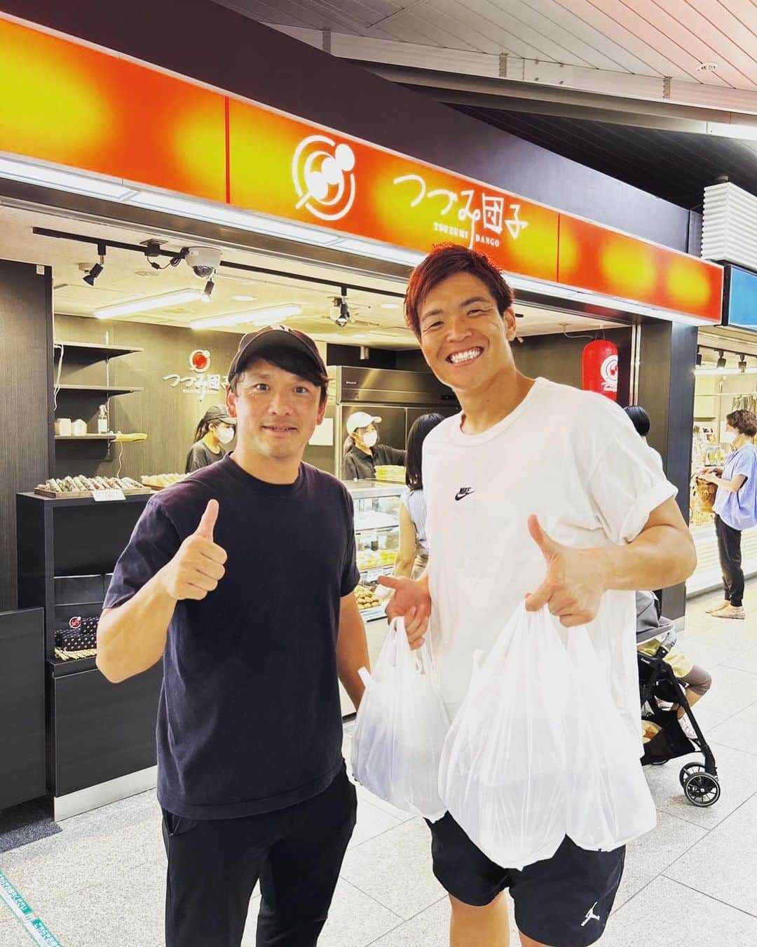 西川周作さんのインスタグラム写真 - (西川周作Instagram)「浦和駅改札内に本日オープンした つづみ団子🍡@tsuzumi.co.jp に 行ってきました。  みなさんも浦和駅に行った際にはぜひ行ってみてね✨  久しぶりの再会🤝 #中村北斗  #北京五輪世代  #浦和  #浦和駅  #浦和駅グルメ  #つづみ団子  #nike」8月31日 15時42分 - shusaku_nishikawa