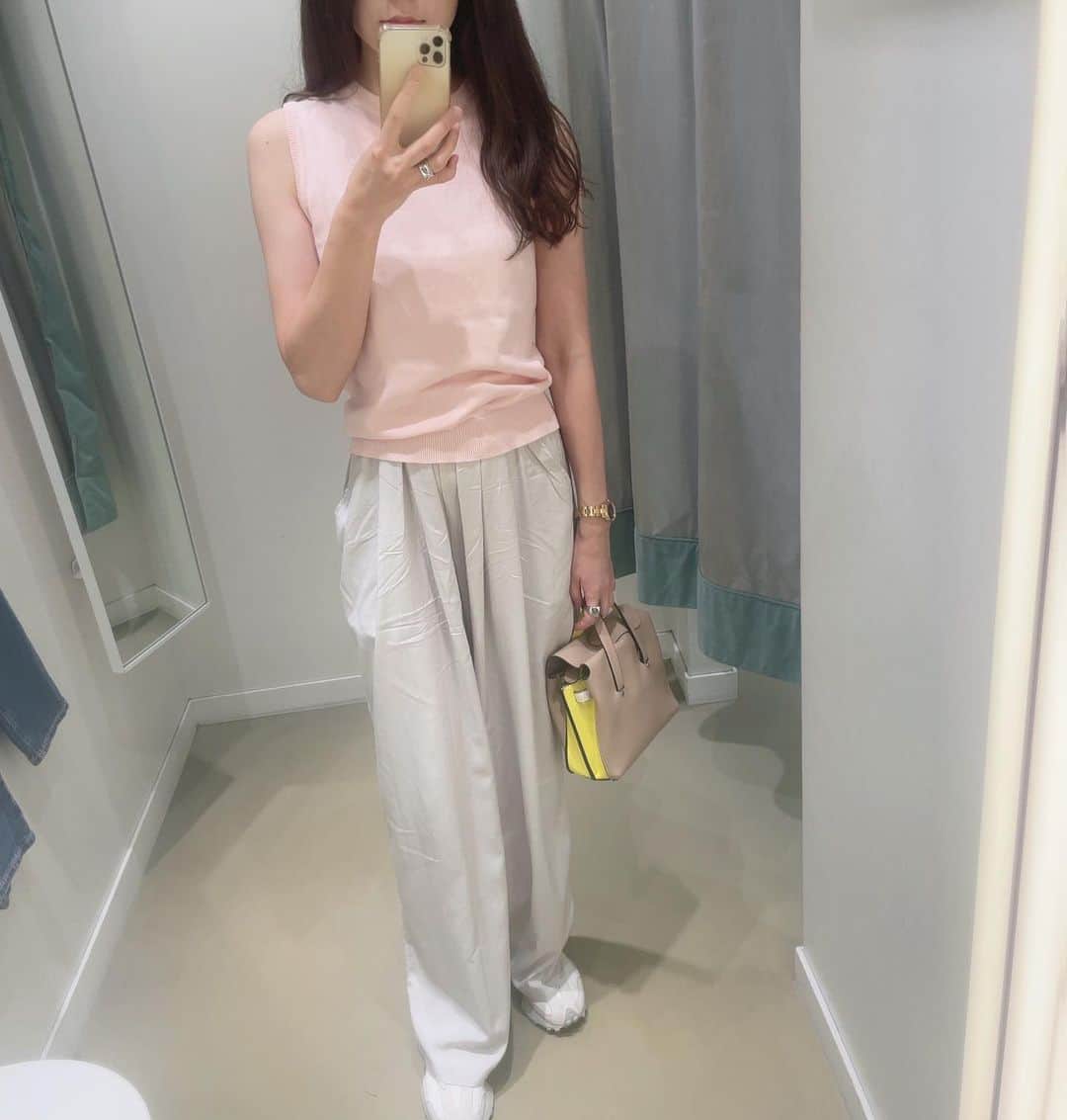 saya__igのインスタグラム：「褒められパンツ🤍  これ履いてるとみんなに褒められる🥰  サラッサラで軽くてなんか履いてないみたい笑  トップスとパンツ上下合わせても 2千円以内と言う激安コーデでお届けしました。  #outfit #ootd #mood #partegram  #ママコーデ #ママファッション #カジュアルコーデ #シンプルコーデ #アラサーコーデ #アラフォーコーデ #札幌ママ #今日のコーデ #スニーカーコーデ」