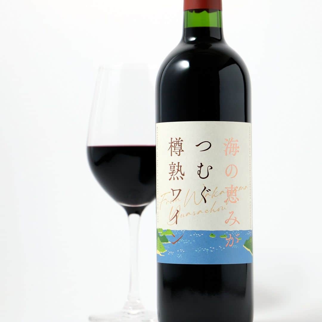 KURAND@日本酒飲み放題さんのインスタグラム写真 - (KURAND@日本酒飲み放題Instagram)「海街の樽熟成ワイン  その名も... ─ 海の恵みがつむぐ樽熟ワイン ─  オーク樽で5年熟成したワインと、 国産ぶどうの深紅の赤ワインを 絶妙比率でブレンドしたお酒。  海街のワイナリーが造る、 重くて美味しい赤ワインです。  ---------------------------- お酒はすべてオリジナル！ オンライン酒屋の「クランド」です。  ここでしか出会えないお酒がたくさん！ 他のお酒や企画はプロフィールのURLから →@kurand_info ----------------------------  お酒にまつわる情報を発信中。 フォローやいいねお待ちしています🥂  #酒ガチャ #クランド #お酒好きな人と繋がりたい #ワイン #赤ワイン #ワイン好き #ワイン大好き #お酒大好き #お酒好き」8月31日 15時39分 - kurand_info