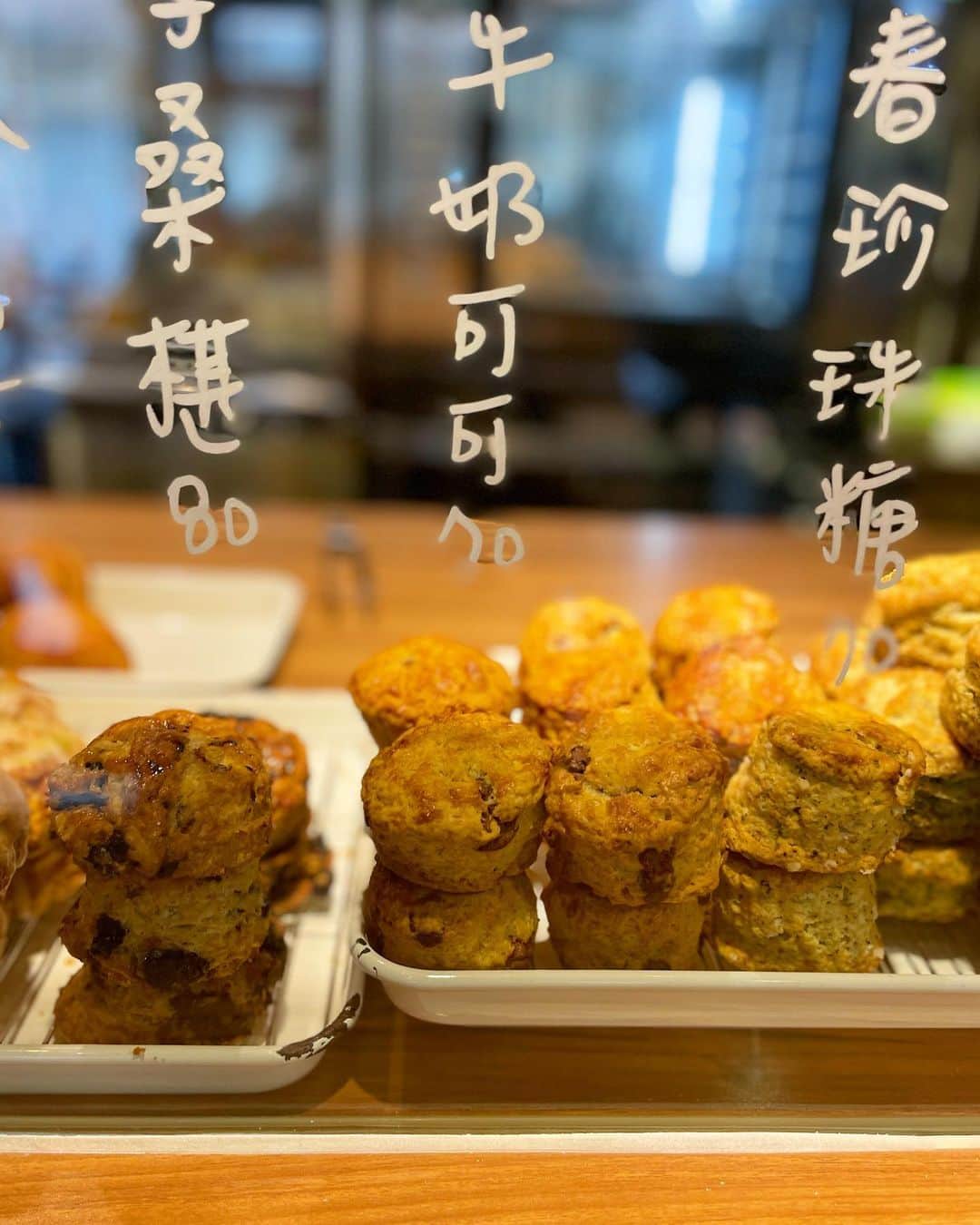 内田真美さんのインスタグラム写真 - (内田真美Instagram)「. 以前から台湾の焼菓子が好きで見つけては食していた。行けなくなる直前位にスコーンの専門店を見つけ次は行ってみようと思いつつ、4年振りとなった台北ではスコーン専門店は勿論の事、喫茶でもスコーンを出すお店が増えていた。  善導寺裏の細い道にあるテイクアウトと注文専門の英国式スコーンのお店は、ここに？？という場所にあるが開店時間になると人が次々と集まってきて人気の高さに驚いた。販売用の窓から小さい厨房に注文の分の箱がずらりと並ぶのが見える。持ち帰りを注文すると、待つ間にと小さいアイスティーを下さったがさすが英国式を謳っているだけにお茶はFortnum & MasonのEarl Grey classic(見えた)で、暑い時間に外で待つ体にキンキンに冷えた紅茶が沁み渡る。 持ち帰りのスコーンはレーズンスコーンを半分に割ったものに色々なベリージャムにたっぷりのクロテッドクリーム。JAMFIRST！と思いつつ目の詰まったホテルスタイルのスコーンを歩きつつ頂いた。  もう一ヶ所は来れなかった間に数店舗展開の人気店になっていた。 卵多めの生地をザクっと焼き色強めに焼いて有るタイプと卵少なめで少し折ってあるタイプのが混在している。 プレーンは卵少なめ生地、上に塩キャメルやチョコレート、グレーズがかかっているのは卵多めに甘めの生地。季節のマルベリーが練り込まれていたり、タロ芋餡が入っていたりと日本では生地に色々入っているものを食す事はあまりないが、台湾らしいフレーバーが有り悩んでしまった。 マルベリーのスコーンが当たりで、タロ芋餡のスコーンは東アジア的な餡子スコーン的位置だろう。強い素材と合わせると鳴りを潜めるタロ芋餡はスコーン生地と相性良しだった。  短い滞在だと台湾でスコーンとはいかないかもしれないが、冬の時期に台湾的スコーンを持ち帰り日本で下午茶というのもいいのではないでしょうか。  Ciao Ciao Scones  甜點架式 Jasmine & Partners  #私的台湾食記帖 #私的台北好味帖」8月31日 15時41分 - _mamiuchida_