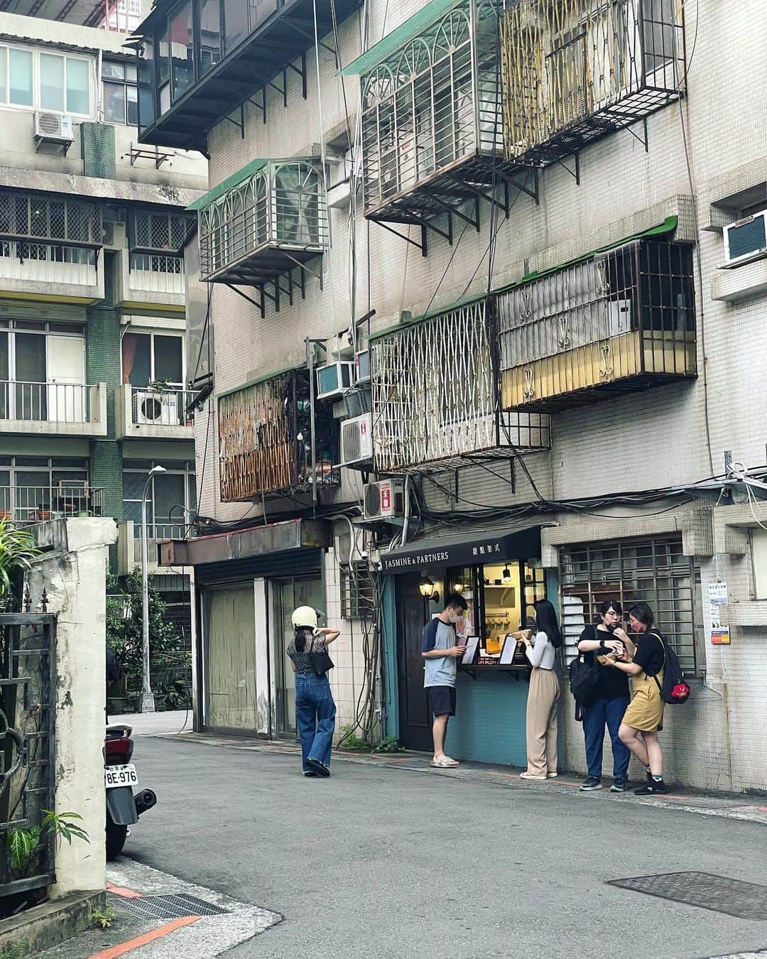 内田真美のインスタグラム：「. 以前から台湾の焼菓子が好きで見つけては食していた。行けなくなる直前位にスコーンの専門店を見つけ次は行ってみようと思いつつ、4年振りとなった台北ではスコーン専門店は勿論の事、喫茶でもスコーンを出すお店が増えていた。  善導寺裏の細い道にあるテイクアウトと注文専門の英国式スコーンのお店は、ここに？？という場所にあるが開店時間になると人が次々と集まってきて人気の高さに驚いた。販売用の窓から小さい厨房に注文の分の箱がずらりと並ぶのが見える。持ち帰りを注文すると、待つ間にと小さいアイスティーを下さったがさすが英国式を謳っているだけにお茶はFortnum & MasonのEarl Grey classic(見えた)で、暑い時間に外で待つ体にキンキンに冷えた紅茶が沁み渡る。 持ち帰りのスコーンはレーズンスコーンを半分に割ったものに色々なベリージャムにたっぷりのクロテッドクリーム。JAMFIRST！と思いつつ目の詰まったホテルスタイルのスコーンを歩きつつ頂いた。  もう一ヶ所は来れなかった間に数店舗展開の人気店になっていた。 卵多めの生地をザクっと焼き色強めに焼いて有るタイプと卵少なめで少し折ってあるタイプのが混在している。 プレーンは卵少なめ生地、上に塩キャメルやチョコレート、グレーズがかかっているのは卵多めに甘めの生地。季節のマルベリーが練り込まれていたり、タロ芋餡が入っていたりと日本では生地に色々入っているものを食す事はあまりないが、台湾らしいフレーバーが有り悩んでしまった。 マルベリーのスコーンが当たりで、タロ芋餡のスコーンは東アジア的な餡子スコーン的位置だろう。強い素材と合わせると鳴りを潜めるタロ芋餡はスコーン生地と相性良しだった。  短い滞在だと台湾でスコーンとはいかないかもしれないが、冬の時期に台湾的スコーンを持ち帰り日本で下午茶というのもいいのではないでしょうか。  Ciao Ciao Scones  甜點架式 Jasmine & Partners  #私的台湾食記帖 #私的台北好味帖」