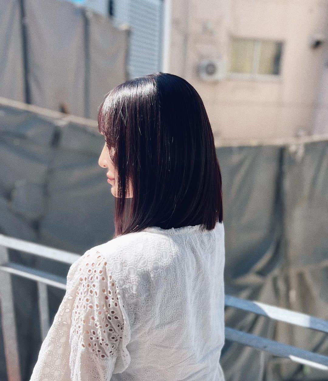 ANNA 杏奈さんのインスタグラム写真 - (ANNA 杏奈Instagram)「@kohei_okawa_hair  トータル35cmくらい切っちゃった🥹❤️‍🔥 コロナ自粛でセルフカラーとかしてた傷んだ毛もごっそり✂️✨️ 久しぶりにこんなに短い✋ 短いヘアも楽しんでいくっっ。 カラーは大好きなレッドブラウンカラー❤️  本当に髪に良いものしか使わない、 薬剤が身体に入るのを出来るだけ抑えてくれるから本当に好きなサロン🤣 私の過去のホウキヘアを知ってる人は良さがわかるはず🧹‼️😂 無添加とかナチュラル、オーガニックも好きな人も是非～💖 . . . #レッドブラウン  #前髪 #前髪カット　#ヘアカラー　#トレンドヘア　#トレンドヘアカラー #ヘアサロン #表参道 #表参道ヘアサロン #トレンドヘアー #ブラウンカラー #髪質改善 #髪質改善トリートメント #髪質改善ストレート #髪質改善サロン　#ヘアカット  #大人カジュアル #カジュアルコーデ大人可愛い #カジュアルコーデ #アラサーコーデ #アラサー #アラサー女子 #前髪 #トレンド #トレンドコーデ #シアートップス #ボブヘア #ロングヘアアレンジ #外ハネボブ #ストレート」8月31日 18時30分 - anna_maria_end18