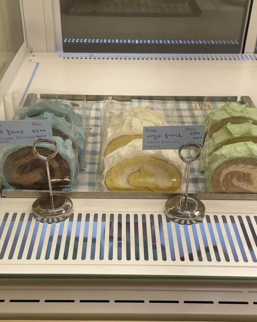 AMOさんのインスタグラム写真 - (AMOInstagram)「. Cots  ペールトーンのバタークリームで彩られたパステルなケーキたち。何歳になってもわたしはこんな色合いに一番ときめくなあ。。🎀 ブルーはチョコレート、ミントグリーンはアールグレイの味のロールケーキ。見た目ほど甘々じゃなくて、食べやすかったよ🧤🩵  @cafecots_  서울 성동구 서울숲2길 40-11 ソウルの森駅 5番出口 徒歩6分 or トゥクソム駅 8番出口 徒歩9分  #코츠카페  #聖水洞 #聖水カフェ #성수동카페 #성수카페  #ソウルの森 #トゥクソム #서울숲카페 #뚝섬카페 #あもソウル」8月31日 15時42分 - amo_whale