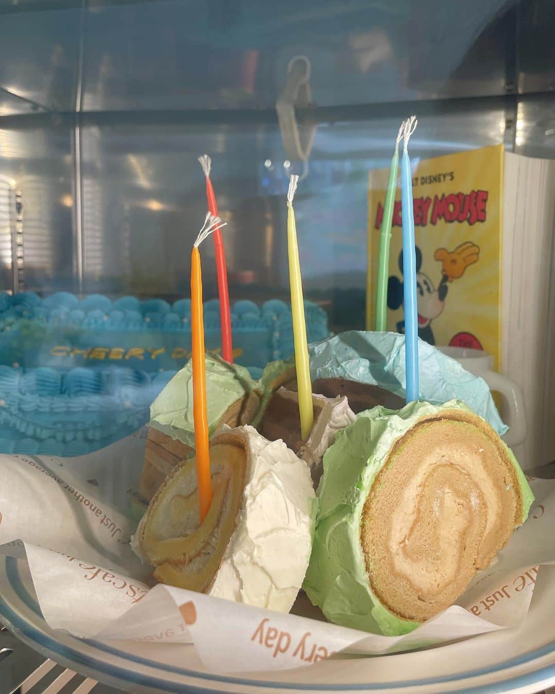 AMOさんのインスタグラム写真 - (AMOInstagram)「. Cots  ペールトーンのバタークリームで彩られたパステルなケーキたち。何歳になってもわたしはこんな色合いに一番ときめくなあ。。🎀 ブルーはチョコレート、ミントグリーンはアールグレイの味のロールケーキ。見た目ほど甘々じゃなくて、食べやすかったよ🧤🩵  @cafecots_  서울 성동구 서울숲2길 40-11 ソウルの森駅 5番出口 徒歩6分 or トゥクソム駅 8番出口 徒歩9分  #코츠카페  #聖水洞 #聖水カフェ #성수동카페 #성수카페  #ソウルの森 #トゥクソム #서울숲카페 #뚝섬카페 #あもソウル」8月31日 15時42分 - amo_whale