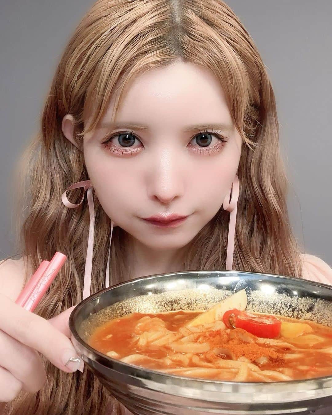 益若つばさのインスタグラム：「益若家のトマトカレーうどん作った。可愛いお洋服着て食べる。☺︎  スパイス入れなければお子さんも食べられるようにしたよぉ。(赤いのはトマトカレーの赤なのでご安心を🫶🏻笑。 ちなみにトマトが苦手な人も溶け込んでてめっちゃ美味しいらしいです)  激辛スパイス入れると馬鹿みたいに激辛なんだけど本当に美味しいです。 まだ1袋入れたって人、聞いたことないです😂😂❤️‍🔥笑  ちなみに私は１袋入れて「辛い辛い！美味しい！辛い！」と文句言いながら食べます。笑  1年中食べたくなるような濃厚で中毒性のある味にしたよ。 野菜も溶け込んで食べやすいようにしたよ。ダシがほどよく効いてて味はしっかりめです！  一足お先に友達に試してもらったんだけどすごく好評で、〆まで作ってくれてたから私も残ったルーをごはんと炒めたんだけど美味しすぎた。  2回楽しめる、、！  先行予約が今日までらしいからまだの方急いで養老乃瀧のHPから頼んでね🥺❤️‍🔥ストーリーズにURLは載せときますー。  益若家のごはんです。 食べたら感想ほしいな。  #トマトカレーうどん#激辛　#spicy #tomatocurry#udon #imadethis」