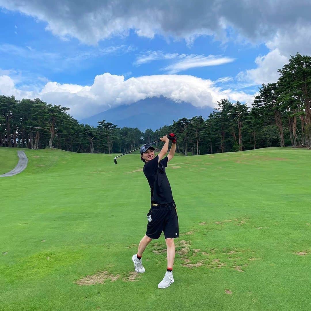 木戸大聖さんのインスタグラム写真 - (木戸大聖Instagram)「〜夏休みの思い出🌻〜  今年は富士山の近くに人生初"お泊まりゴルフ"に行ってきました〜🏌️‍♀️🗻  そして泊まった《THE SENSE FUJI》という宿がとにかく凄くて、なんとゴルフ場に隣接してるんです！😳  しかも貸切の風呂やサウナもあって、 山梨の名産を使ったご飯がとにかく美味しかった〜🤤  台風が来てて富士山はくっきりは見えなかったけど、 そんなこと全く気にならないくらい最高のゴルフ旅でした✌️ . #夏休み日記 @thesensefuji」8月31日 16時00分 - taisei_kido_