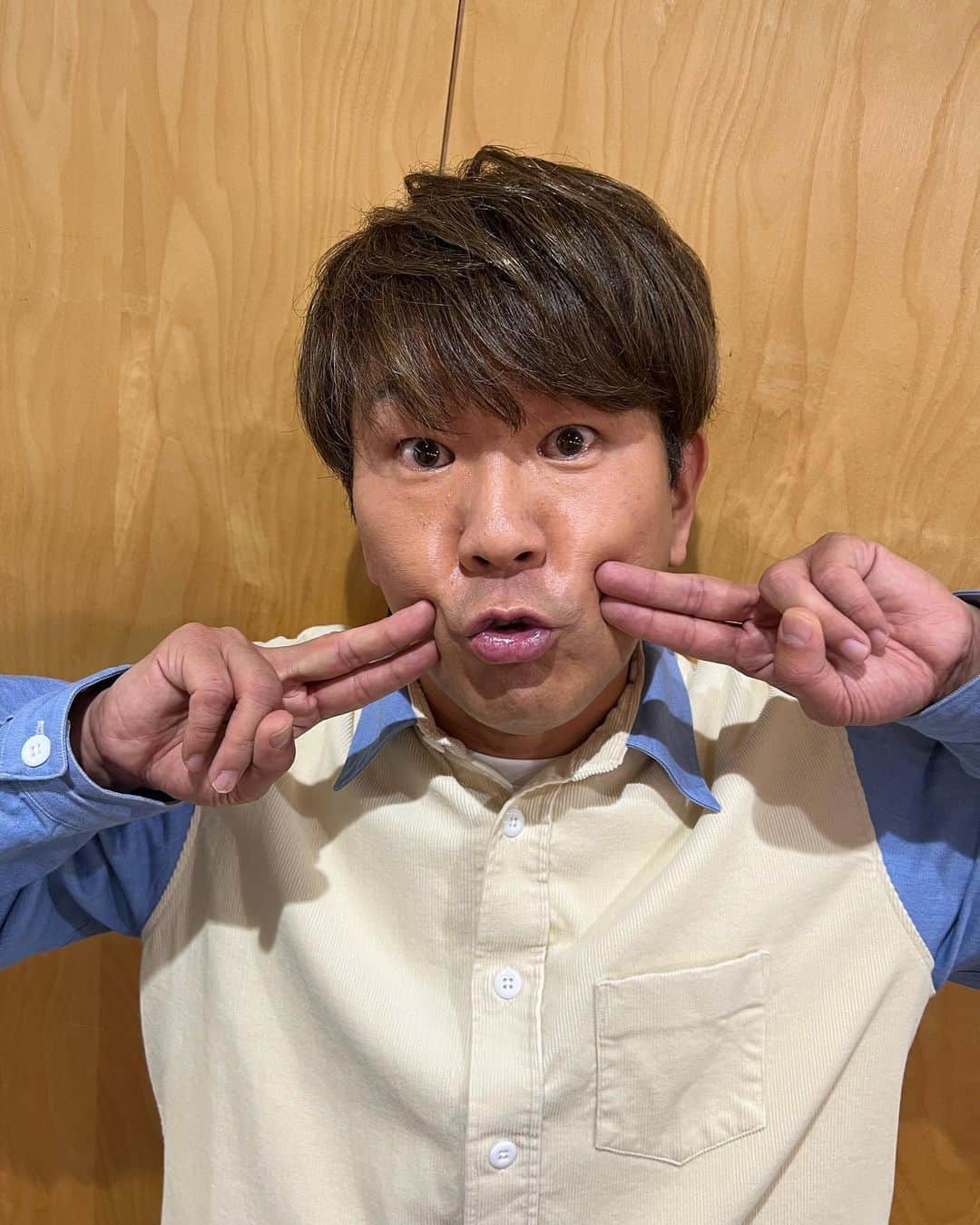藤本敏史のインスタグラム：「ええ感じになるように撮ってもらった。 このポーズは「ちゅきちゅきぽーず」って 言うてた。  撮影　なにわ男子　大西流星くん」