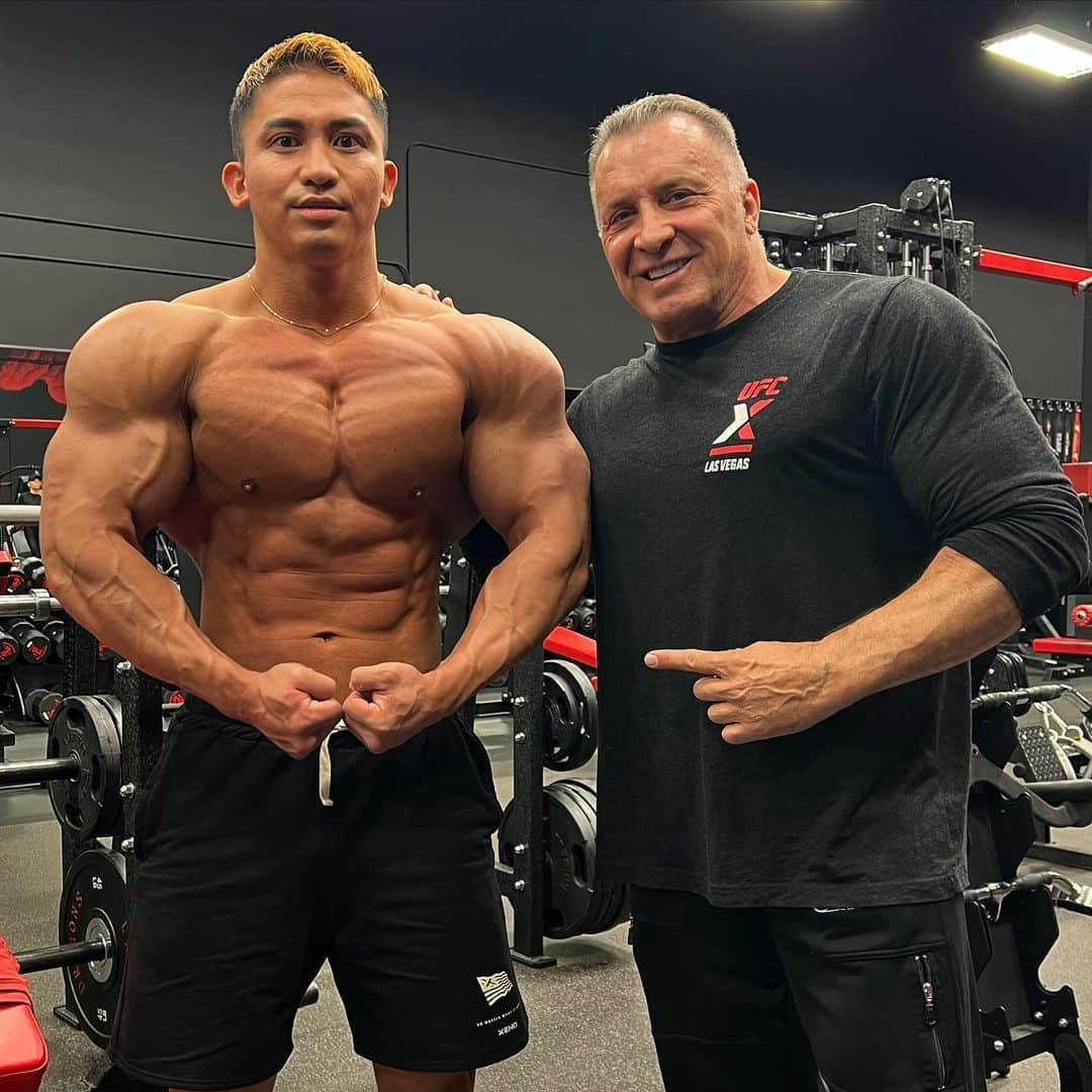 小池友仁さんのインスタグラム写真 - (小池友仁Instagram)「そして台湾に引き続き今回も  SuperCoach @milossarcev 💪🔥  コンディションだけじゃなく人としてのあり方もいつも指導してくれるコーチ  「ステージや裏側で驕らず、でもステージでは自分に100%の絶対的自信を持って挑め！」 と言われて気が引き締まった🔥  ミロシュの本領を俺の力不足で引き出せて無くてもどかしいけど、試合毎に良かったこと悪かった事話し合って改善加えてるから、その時が来るのを日々改善して待つ💪🔥   "You can go to the olympia one hundred %  sure"  ミロシュのこの言葉を信じてやり続けるだけ🔥  #roadtoolympia #physique #XENO」8月31日 15時56分 - jin.xeno