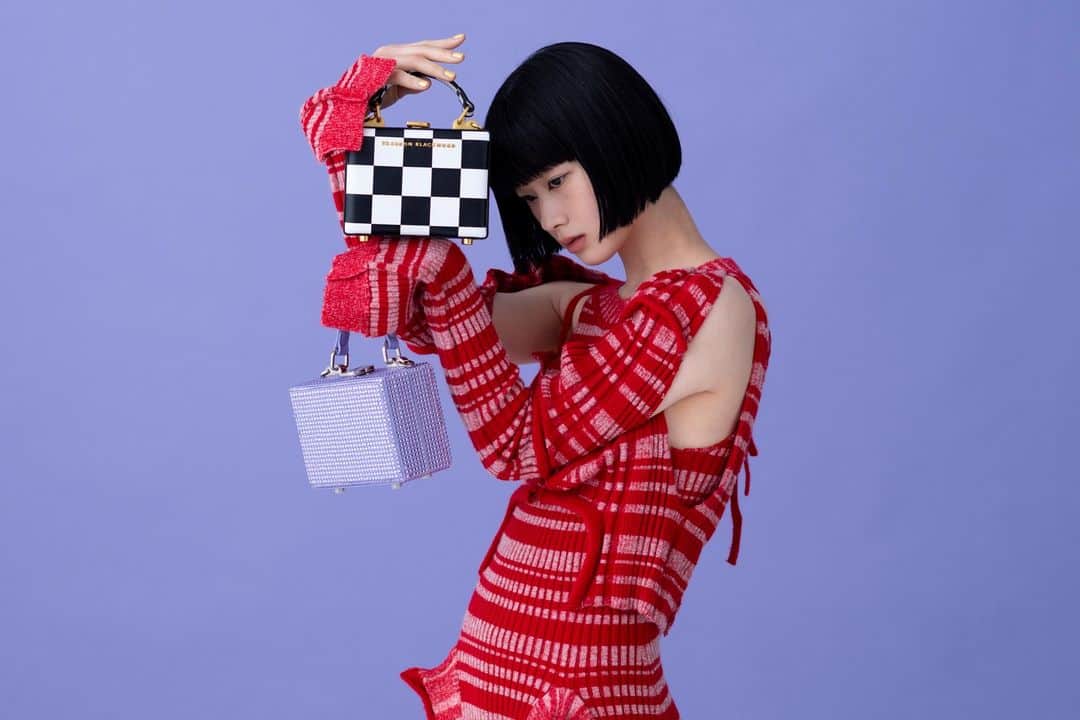 のインスタグラム：「＼ブランドン ブラックウッドのキュートでラグジュアリーなバッグ🛍💓／  発売中の『装苑』9月号より、アザーカットを大公開！  キラッキラのラインストーンが全面にあしらわれたラグジュアリーなデザインや、人目を引くチェッカーボードの柄がかわいい！手に入れて今すぐパーティーに出かけよう！🔳  ＿＿＿＿＿＿＿＿＿＿＿＿＿ パープルのバッグ￥37,800、モノクロのバッグ￥40,100／ドレス￥154,000 アキコアオキ  photographs: Jun Tsuchiya(B.P.B.) hair & makeup: Tsukushi Tomita(TRON) model: Maru Nouchi ＿＿＿＿＿＿＿＿＿＿＿＿＿  プロフィールのURLから装苑ONLINEをチェック！ @soenonline  #装苑 #soenonline #brandonblackwood」