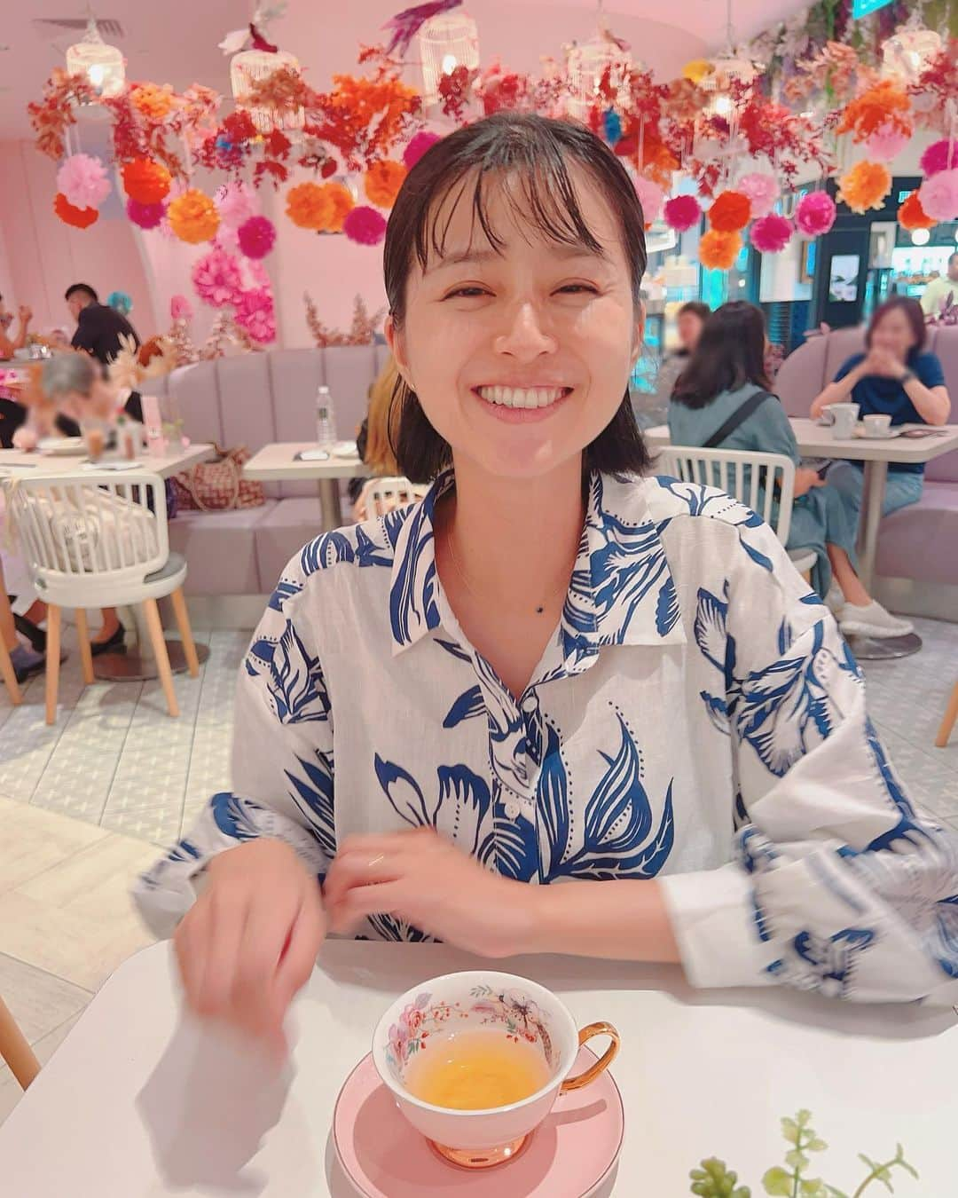 鈴木ちなみさんのインスタグラム写真 - (鈴木ちなみInstagram)「Tea time🫖 🌸  街にお出かけした時に ファンシーなcafeでお茶しました🥰  #cafeq  #singapore」8月31日 15時59分 - chinami_suzuki0926