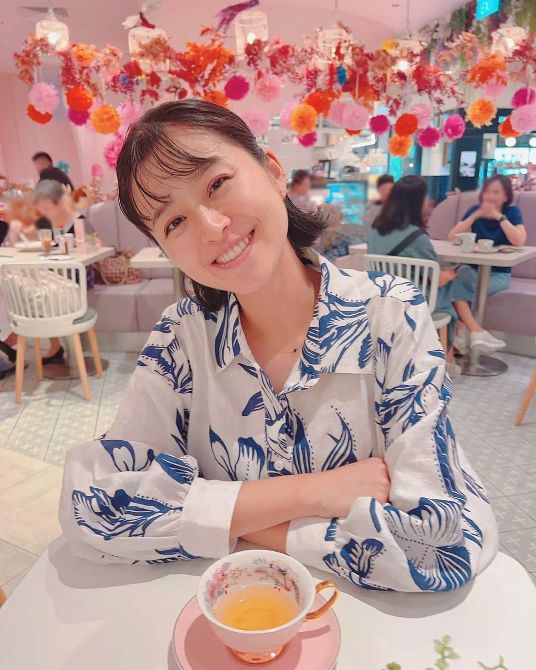 鈴木ちなみさんのインスタグラム写真 - (鈴木ちなみInstagram)「Tea time🫖 🌸  街にお出かけした時に ファンシーなcafeでお茶しました🥰  #cafeq  #singapore」8月31日 15時59分 - chinami_suzuki0926