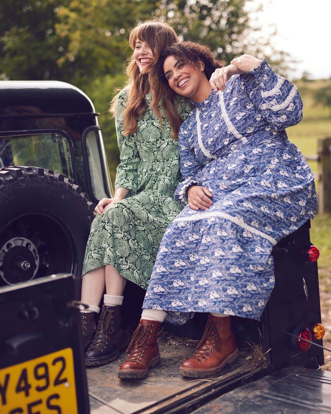 ローラアシュレイのインスタグラム：「Explore the heritage-inspired pieces in the new Laura Ashley X Joanie collection. Featuring iconic prints and long coveted styles from the Laura Ashley archive.⁣ ⁣ Now available to shop on joanieclothing.com⁣ ⁣ #LauraAshleyXJoanie @joanieclothing」