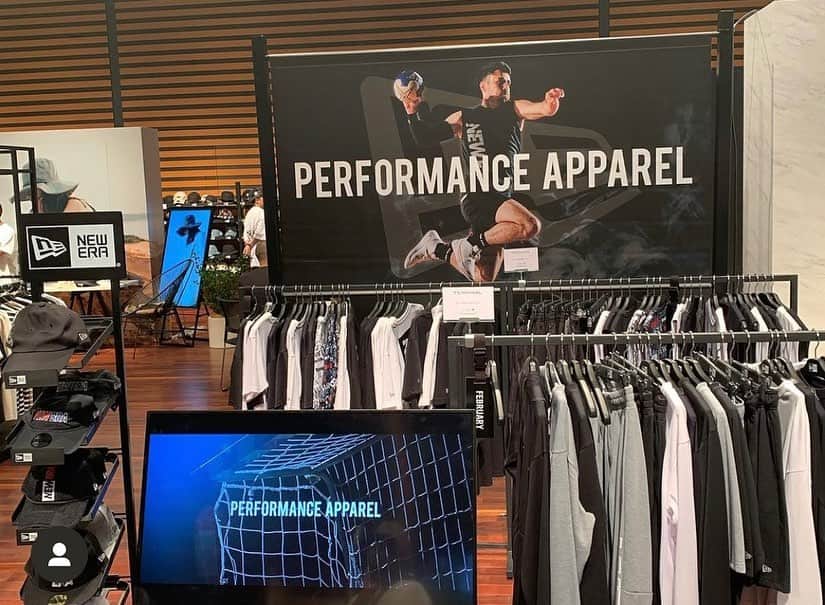 信太弘樹のインスタグラム：「NEWERA SPRING&SUMMER2024 EXHIBITION  PERFORMANCE APPARELのプロモーションに今回はハンドボールが！！  来年2月以降に直営店やNEWERAの取り扱いのあるゼビオやアルペン等でも流れるみたいなので、探してみてね！  色々なかたちでハンドボールをメジャーに！ NEWERAのみなさん、いつもありがとうございます🙇‍♂️  @newerajapan  #newera #newerajapan  #performanceapparel  #handball」