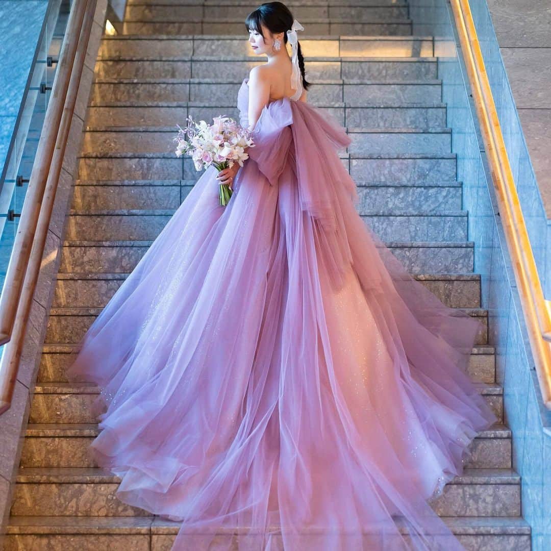 ♡プラコレWedding·⋆*さんのインスタグラム写真 - (♡プラコレWedding·⋆*Instagram)「. @placole_dressy【#DRESSY花嫁 】 【#プラコレ】をつけて投稿&フォローしてね♩ . ＝＝＝＝＝＝＝ . 後ろ姿まで魅力的に…バックリボンドレス🎀  バックリボンドレスは 後ろ姿まで目を惹く美しさですよね🪞✨  みなさんはどのバックリボンドレスが気になりますか？💭 . ＝＝＝＝＝＝＝＝ 👗photo by... @______mmm.wd さま @nnm_wd さま @kumo_wedding さま @yuina_wedding_ さま @kumo_wedding さま ＝＝＝＝＝＝＝＝ . 『#DRESSY花嫁』『#プラコレ』の ハッシュタグをつけて写真をUPしてね✦ 花嫁アプリ『DRESSY by プラコレ』の 記事に掲載＆リグラムされるかも♩ . みなさまからのいいねや保存 コメントをお待ちしています♥️ 「このウェディングドレス可愛い！」 「ヘアスタイルも気になる！！」 「今の花嫁さんの流行りは！？」etc. . ＝＝＝＝＝＝＝＝ 花嫁アプリでは、 プロのアドバイザーに結婚式の相談を何度でも♡ ウェディングドレスの記事や、 自分のウェディングレポを残せちゃう♡” . >>>TOPのURLからcheck ⋈ @placole_dressy >>>結婚のご相談は プラコレウェディングアドバイザーへ♡ @wedding_adviser >>>ウェディングレポを残したいなら、 farny by プラコレをcheck ✎ @farny_wedding >>>花嫁準備に欠かせないアイテムをお探しなら placole & dressy Beauty をcheck ❁ @dressy_beauty_ >>>素敵なドレスに出会いたい花嫁さま♡ @dressyonline_をcheck >>>おしゃれなファミリーフォトは ドレシーベイビーをcheck 𓏸 @dressy.baby >>>鎌倉にOPEN”お花とドレスと紅茶のカフェ” @dressyroom_teaをcheck𓌉𓇋 . ＝＝＝＝＝＝＝＝＝＝＝＝＝＝＝＝ . #一度きりの人生一度は魔法にかけられて #花嫁 #卒花嫁 #結婚 #結婚式 #試着レポ #farnyレポ #2023秋婚 #2023冬婚 #2024春婚 #2024夏婚 #カラードレス試着 #ドレス試着 #ドレス試着レポ #ドレス選び #カラードレス #カラードレス迷子 #ウェディングドレス #ドレス迷子 #バックリボン #バックリボンドレス #リボンドレス #チュールドレス #後ろ姿 #後ろ姿ショット #ウェストマーク」8月31日 16時03分 - placole_dressy