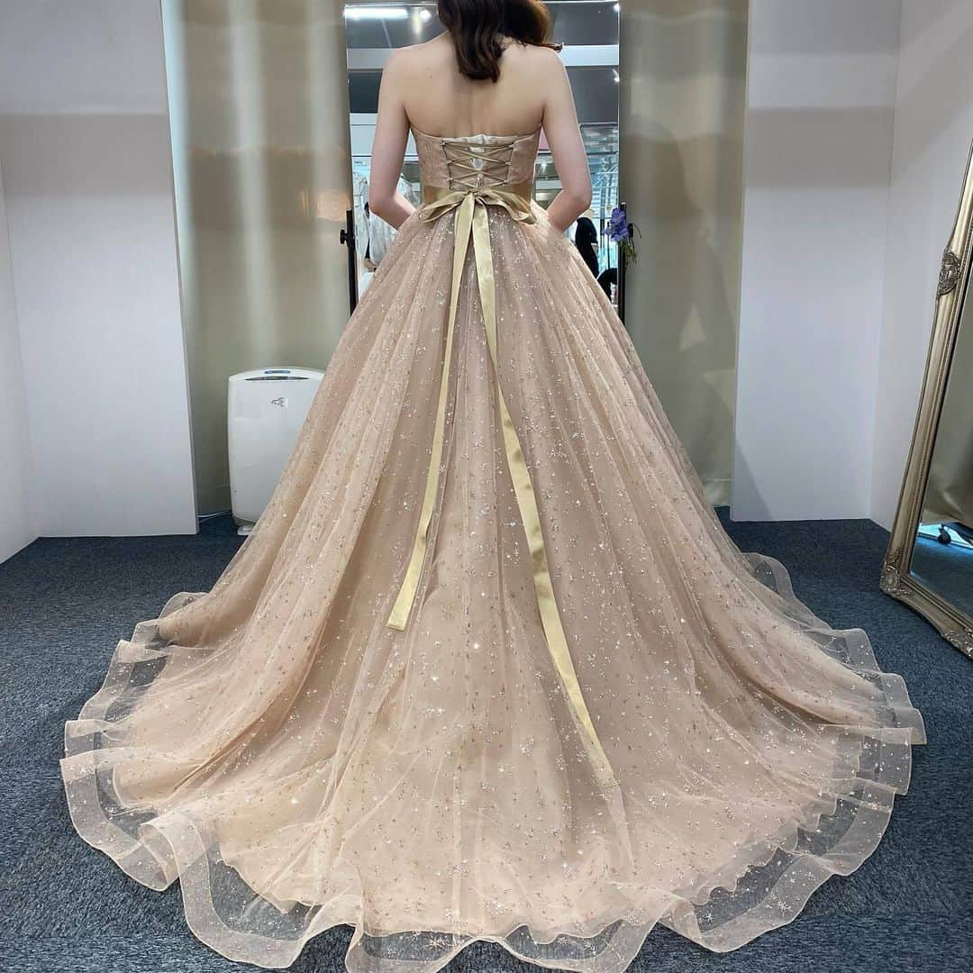 ♡プラコレWedding·⋆*さんのインスタグラム写真 - (♡プラコレWedding·⋆*Instagram)「. @placole_dressy【#DRESSY花嫁 】 【#プラコレ】をつけて投稿&フォローしてね♩ . ＝＝＝＝＝＝＝ . 後ろ姿まで魅力的に…バックリボンドレス🎀  バックリボンドレスは 後ろ姿まで目を惹く美しさですよね🪞✨  みなさんはどのバックリボンドレスが気になりますか？💭 . ＝＝＝＝＝＝＝＝ 👗photo by... @______mmm.wd さま @nnm_wd さま @kumo_wedding さま @yuina_wedding_ さま @kumo_wedding さま ＝＝＝＝＝＝＝＝ . 『#DRESSY花嫁』『#プラコレ』の ハッシュタグをつけて写真をUPしてね✦ 花嫁アプリ『DRESSY by プラコレ』の 記事に掲載＆リグラムされるかも♩ . みなさまからのいいねや保存 コメントをお待ちしています♥️ 「このウェディングドレス可愛い！」 「ヘアスタイルも気になる！！」 「今の花嫁さんの流行りは！？」etc. . ＝＝＝＝＝＝＝＝ 花嫁アプリでは、 プロのアドバイザーに結婚式の相談を何度でも♡ ウェディングドレスの記事や、 自分のウェディングレポを残せちゃう♡” . >>>TOPのURLからcheck ⋈ @placole_dressy >>>結婚のご相談は プラコレウェディングアドバイザーへ♡ @wedding_adviser >>>ウェディングレポを残したいなら、 farny by プラコレをcheck ✎ @farny_wedding >>>花嫁準備に欠かせないアイテムをお探しなら placole & dressy Beauty をcheck ❁ @dressy_beauty_ >>>素敵なドレスに出会いたい花嫁さま♡ @dressyonline_をcheck >>>おしゃれなファミリーフォトは ドレシーベイビーをcheck 𓏸 @dressy.baby >>>鎌倉にOPEN”お花とドレスと紅茶のカフェ” @dressyroom_teaをcheck𓌉𓇋 . ＝＝＝＝＝＝＝＝＝＝＝＝＝＝＝＝ . #一度きりの人生一度は魔法にかけられて #花嫁 #卒花嫁 #結婚 #結婚式 #試着レポ #farnyレポ #2023秋婚 #2023冬婚 #2024春婚 #2024夏婚 #カラードレス試着 #ドレス試着 #ドレス試着レポ #ドレス選び #カラードレス #カラードレス迷子 #ウェディングドレス #ドレス迷子 #バックリボン #バックリボンドレス #リボンドレス #チュールドレス #後ろ姿 #後ろ姿ショット #ウェストマーク」8月31日 16時03分 - placole_dressy