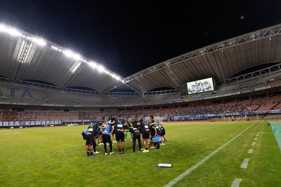 チョン・ソンリョンのインスタグラム：「#oneteam 🔵⚫️🔥🐬🔝 @kawasaki_frontale」