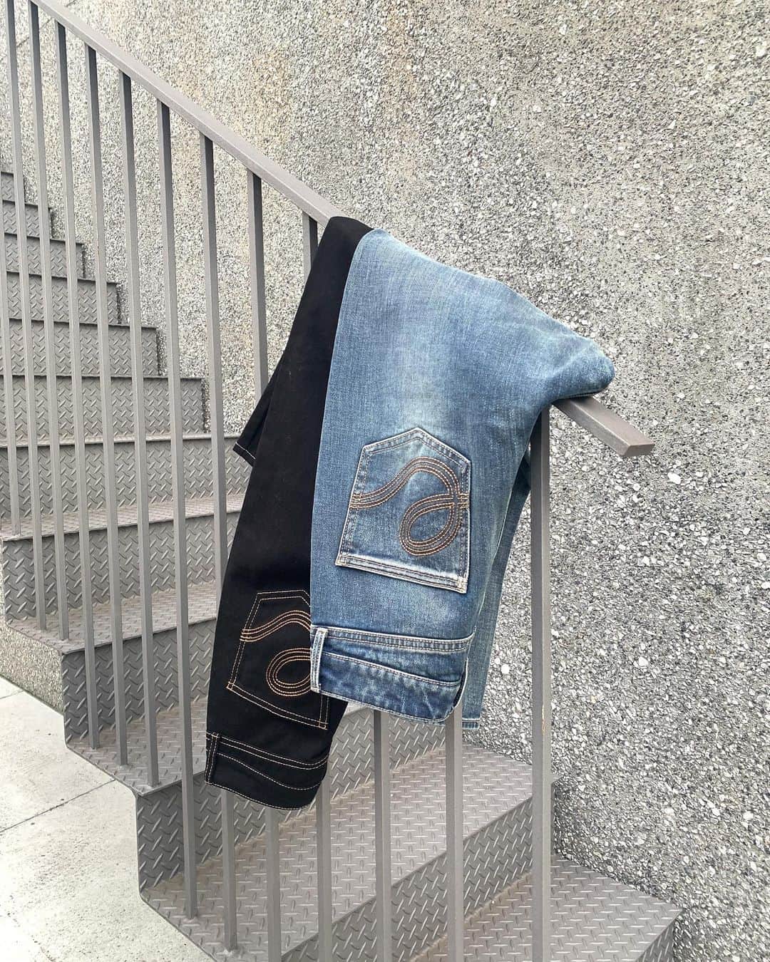 ENVYMのインスタグラム：「【𝟗.𝟐 𝐏𝐑𝐄𝐎𝐑𝐃𝐄𝐑❤️‍🔥】 ⁡ ✔︎︎︎︎カットオープンワイドDENIM color/BLUE/BLACK price/¥10,780  9/2~ENVYM WEBSTOREにて予約販売開始 ⁡ 🔥9/2~WEBSTOREで対象の予約商品が10%OFF🔥  ■ポイント 大胆なアシメプリーツが目を引くロングスカート！ ⁡ ■ポイント 太ももの高めの位置にカットを入れ、トレンドのアウトポケットデザインにしたデニムパンツ！ ⁡ ■ディティール 太もものカットや後ろポケットの刺繍がアクセントになるパンツ。さりげなく小文字のeにしています♪ デニムの加工感、色味がヴィンテージ感があり今季らしいです！ ブラックは加工ナシで、ステッチデザインが映えるようにしています。 ⁡ ■スタイリング ハイウエストなのでショート丈のTOPSがおすすめ。 太めのストレートシルエットなのでTOPSはコンパクトなものがスタイルアップします♪ ⁡ ---------------------------------------- ⁡ TGC出展決定✨️ ⁡ 第37回マイナビ東京ガールズコレクション2023AUTUMN/WINTER 開催日時：2023年9月2日（土）開場12:00,開演14:00,終演21:00（予定） ⁡ #ENVYM#2023AW」
