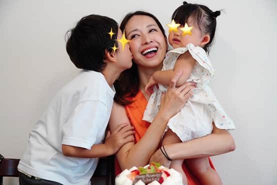 結花子さんのインスタグラム写真 - (結花子Instagram)「40代突入 いつもあなたたちがそばにいる🤍  いつも笑ってくれている🤍 それだけで、ただただ幸せ🤍 目尻のシワが増えたのは老化じゃない。 君たちが毎日笑わせてけれているからだ🤍 . #mybirthday  #thankyou  #myfamily  #love #myhasband  #myson #mydaughter  #mycat」8月31日 21時42分 - yukako_chupapi